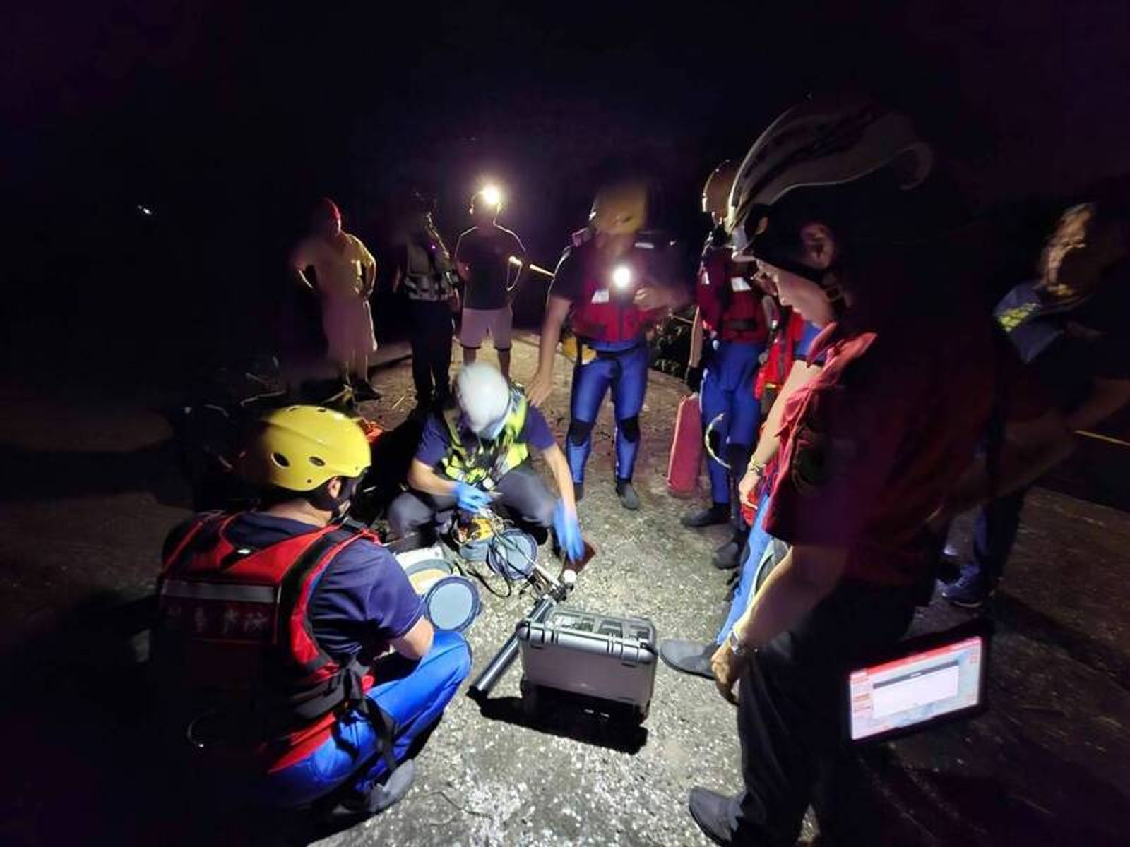 男子苗栗三灣釣魚遭溪水暴漲受困　消防隊拋繩搶救脫困