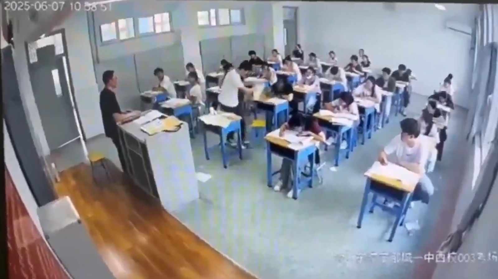 男學生不只撕了自己的考卷,還轉身把其他學生的考卷撕毀。圖/翻攝自X/@whyyoutouzhele