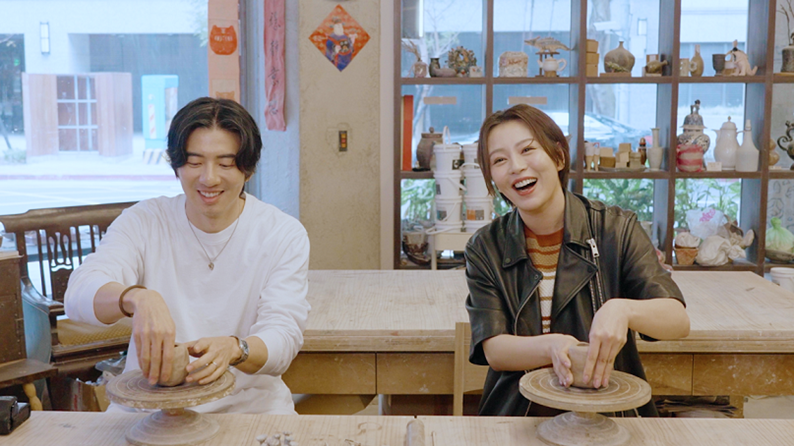 傅孟柏（左）親手捏製要送給7月大女兒的未來禮物。鏡電視提供