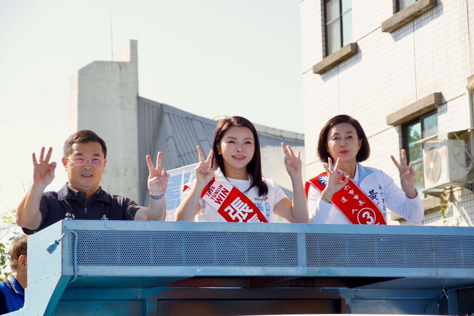 國民黨斗六市長候選人黃尤美與抽中2號的雲林縣長候選人張嘉郡合體車隊掃街,宣示縣市連線、建設接棒,攜手實現「斗六向前、幸福加碼」。圖/黃尤美競辦提供