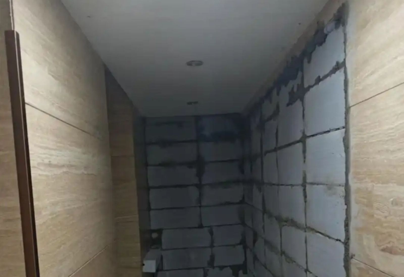 離譜！屋主「拆牆壁」又在社區大廳「砌牆」：變成自己家室內空間