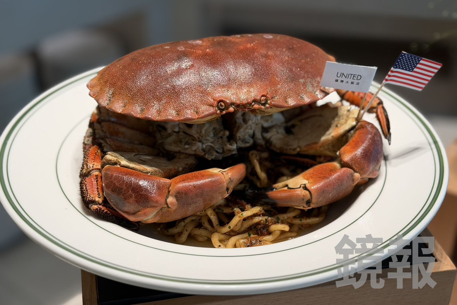 「灣區螃蟹大蒜麵」麵包蟹蟹肉鮮甜飽滿，拉麵帶有嚼勁，蒜香、奶油與蟹黃交織，濃郁又涮嘴。（1,380元／份）