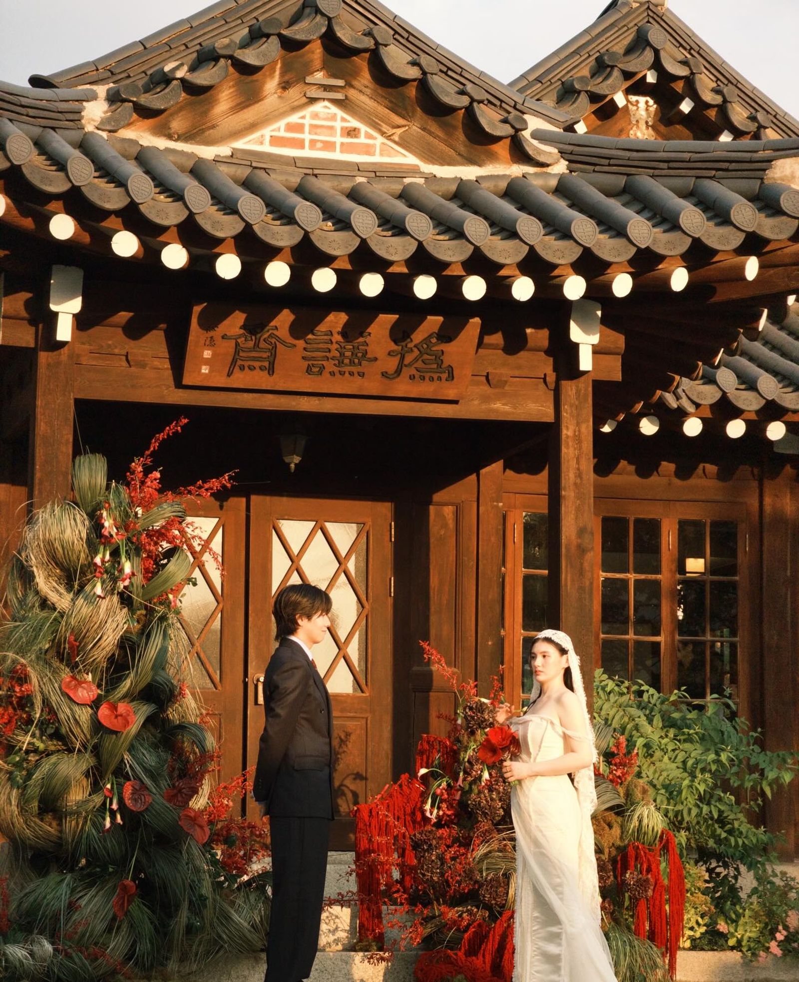 金容智(右)低調完婚,另一半是日籍圈外人。圖/翻攝自IG@demi_kimee