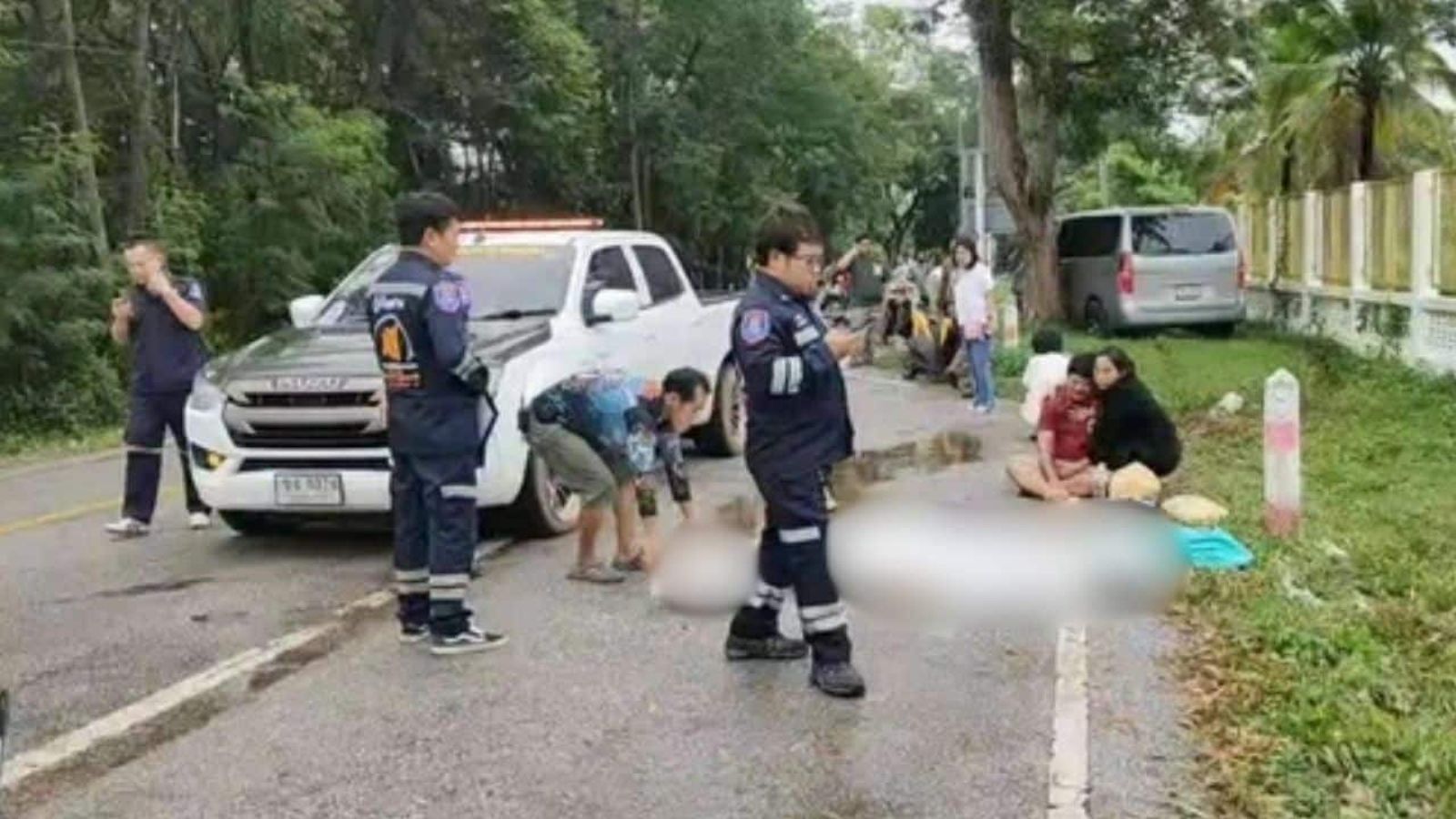 男子坐在路邊崩潰痛哭。圖／翻攝自MGR Online