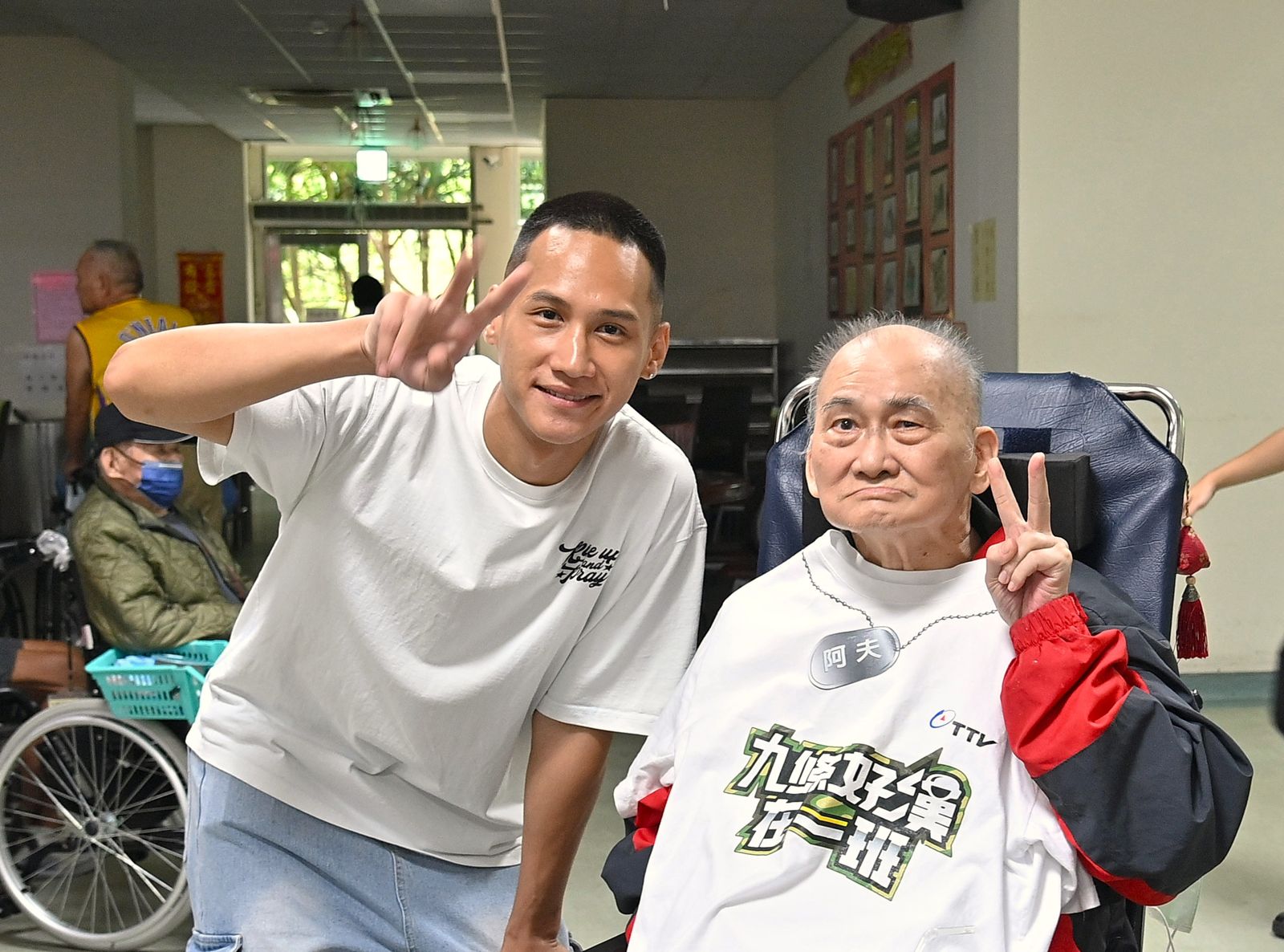 阿夫將上衣送給榮民。台視提供