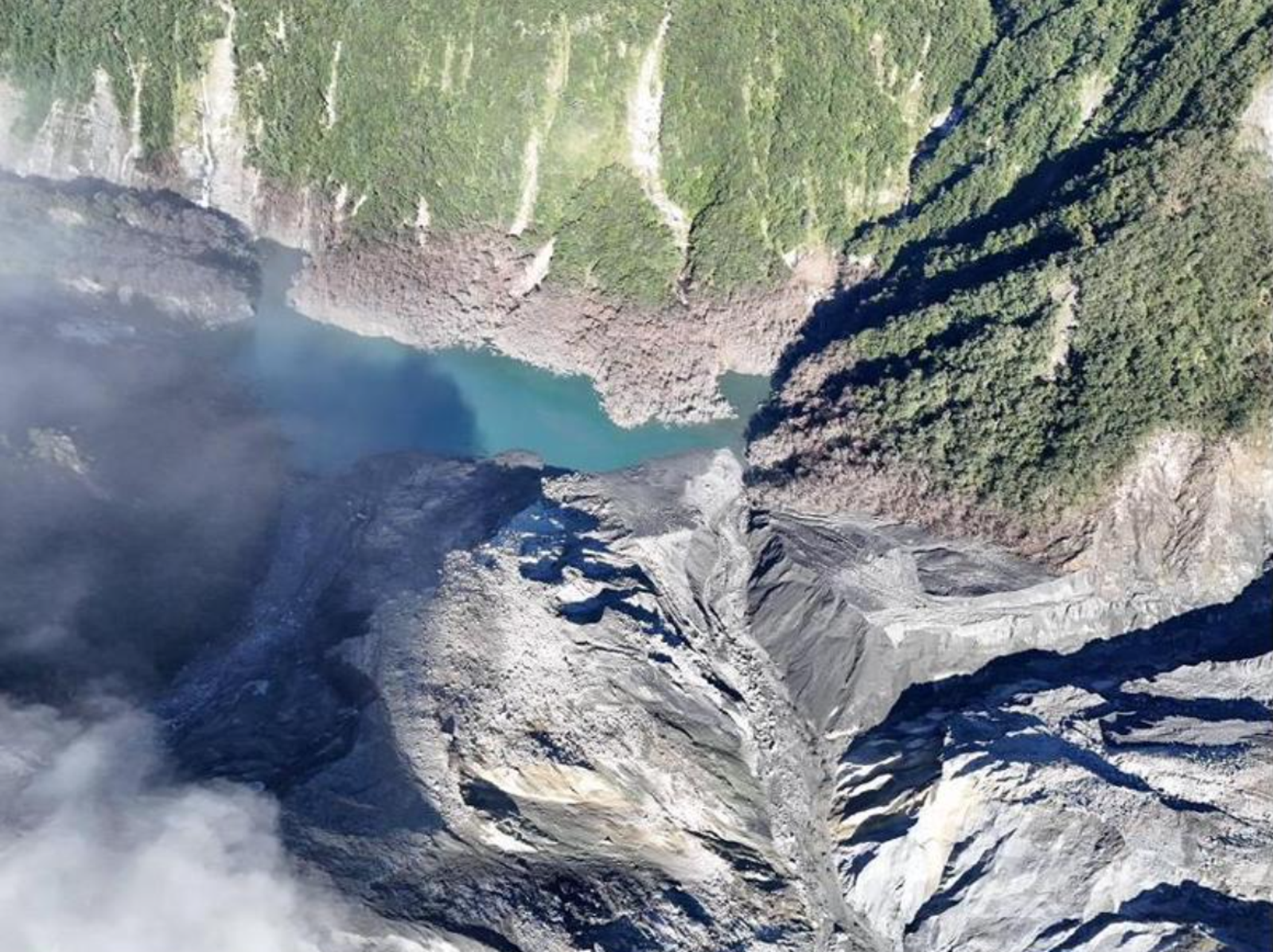 淹水警戒未解除！馬太鞍溪堰塞湖現「V形缺口」下切114公尺　最新空拍畫面曝
