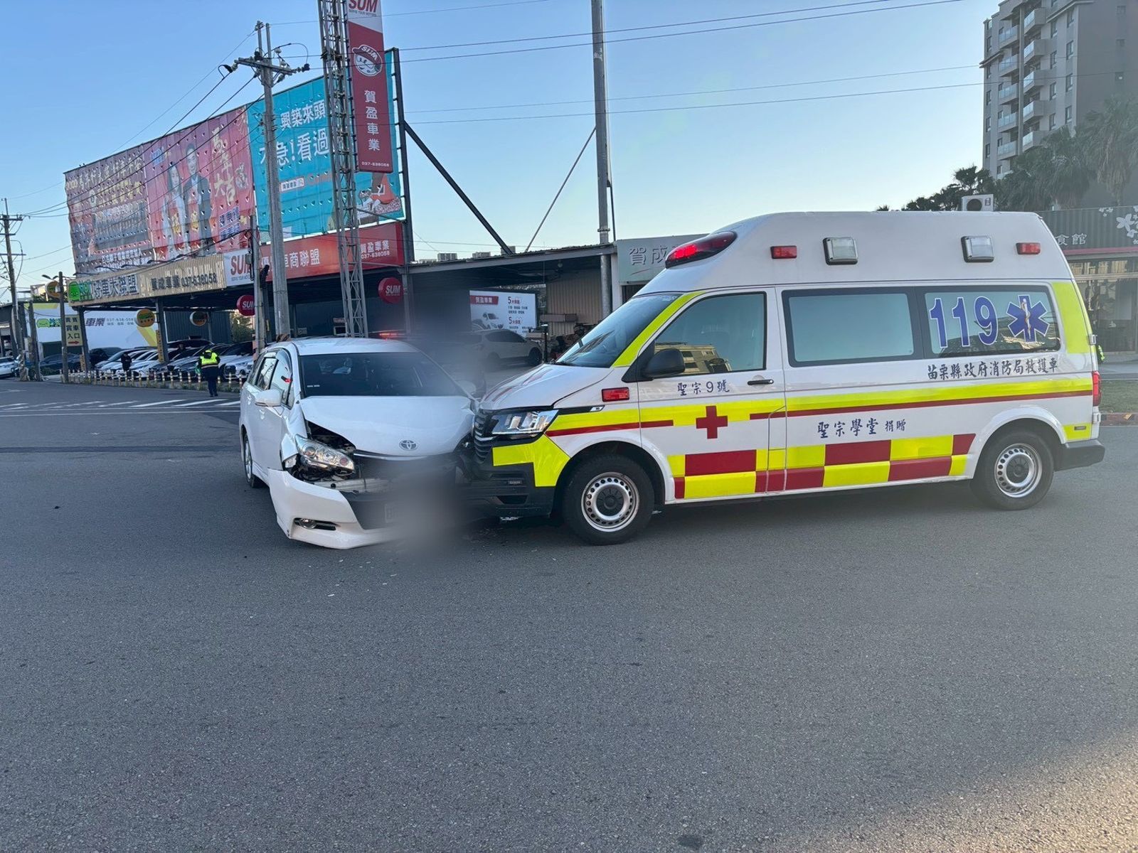 苗栗頭份發生救護車車禍事故,所幸無人受傷。民眾提供