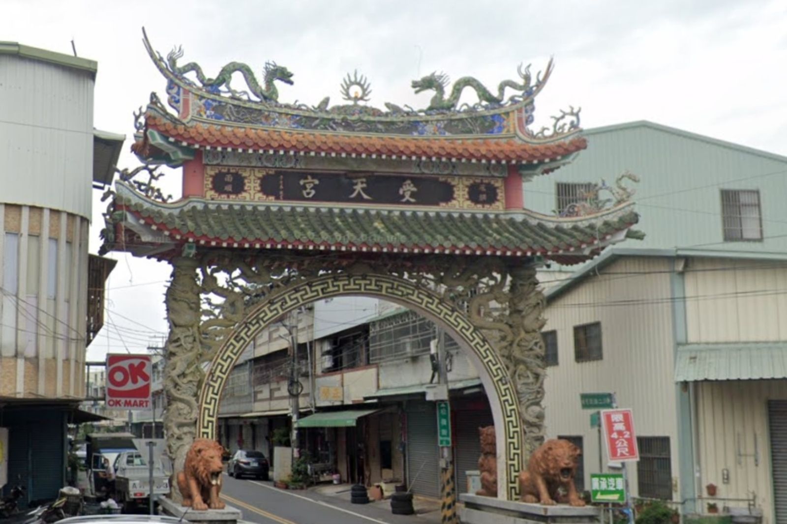 白沙屯媽祖首度進駐！南投受天宮「60年牌樓」將拆除　信眾超不捨