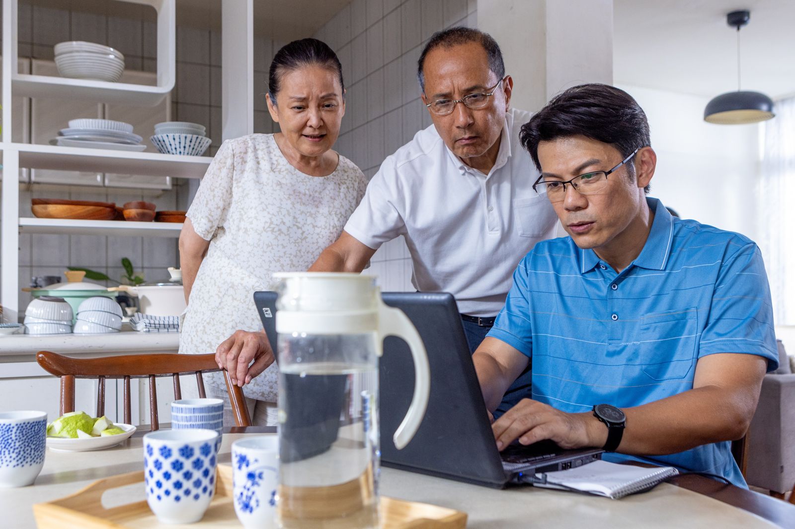 王淑娟（左）讚陳志強（右）戲中深情投入的表現。中為艾偉。大愛電視提供