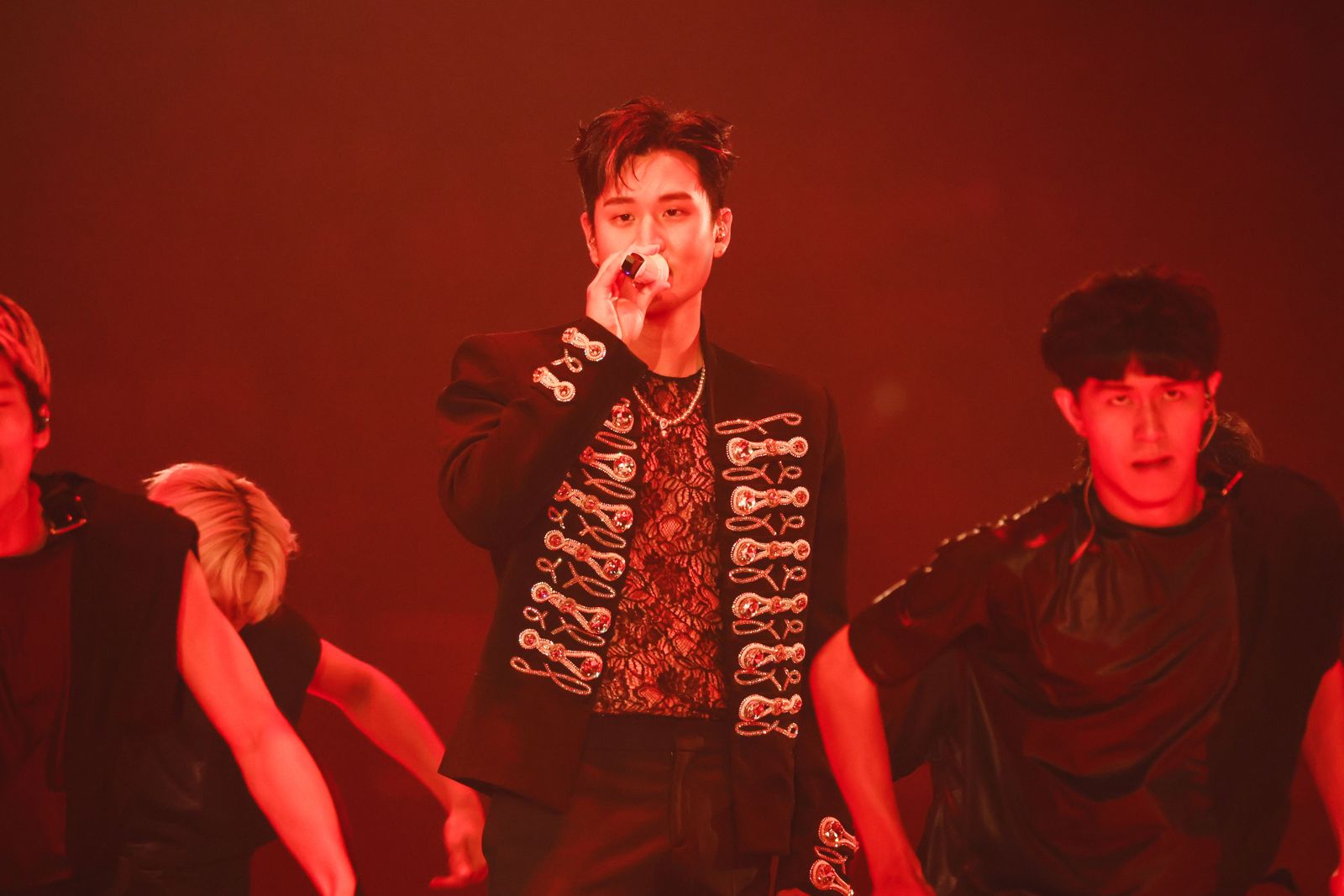 周興哲攻蛋首日出事了！失聲中斷演出8分鐘　緊急喊卡致歉