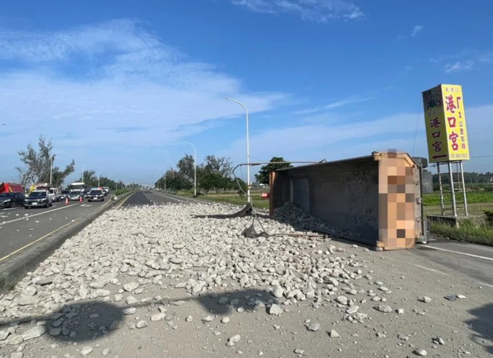 台82線因石頭散落導致車流在上班時間嚴重回堵。讀者提供