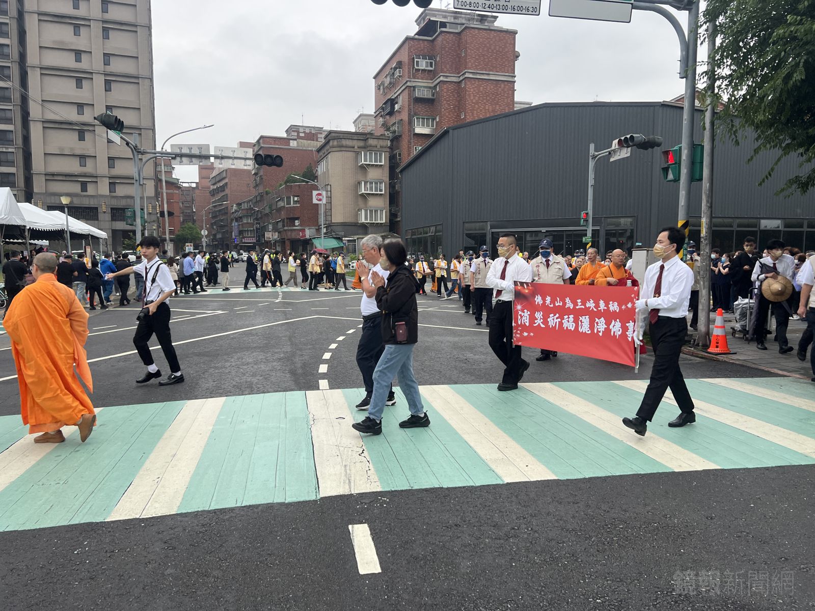 佛光山在現場舉行灑淨佛事誦經祈福。呂健豪攝