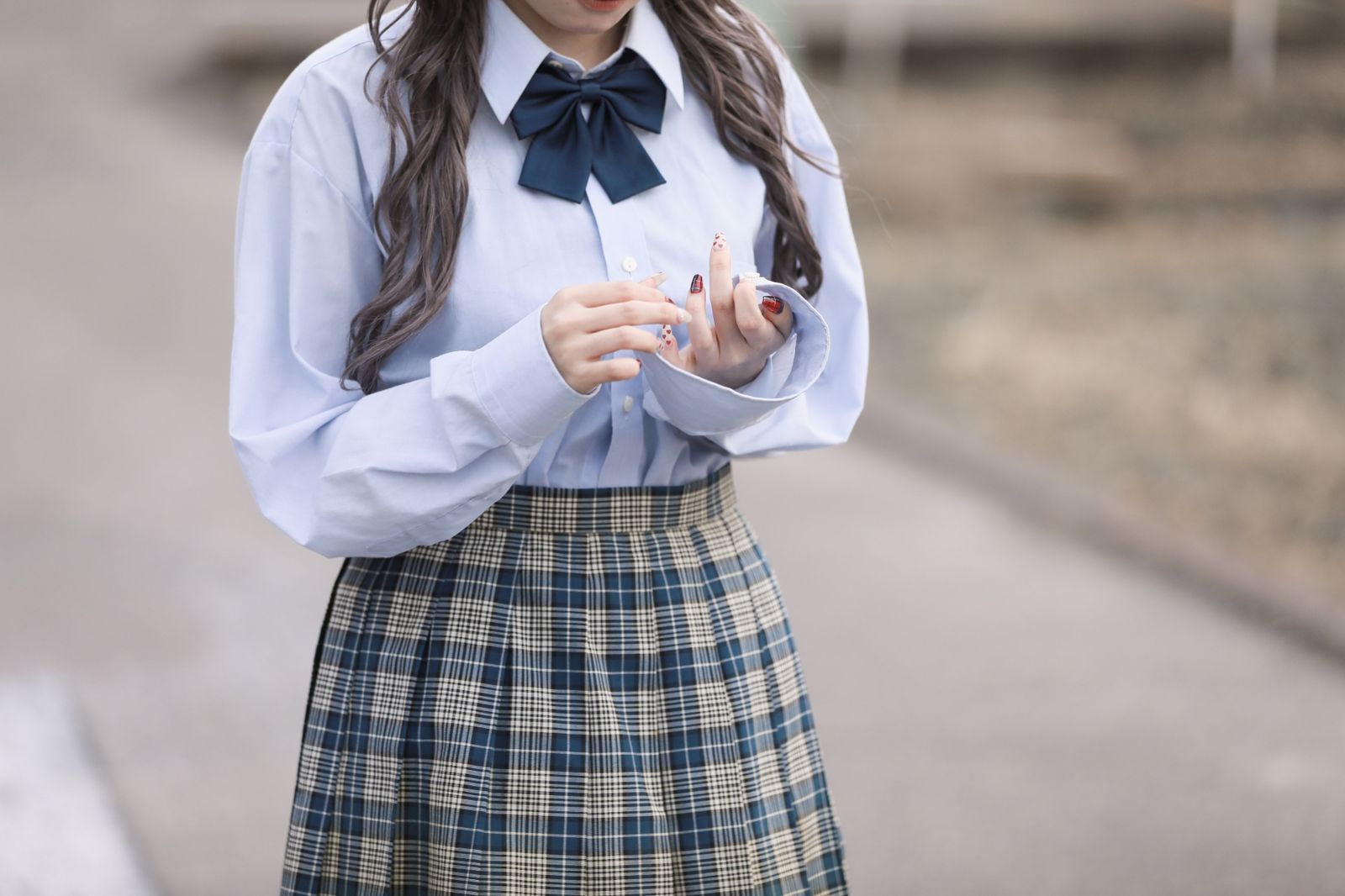 你敢嗎?17歲少女為籌學費做「超奇葩兼職」意外大賺 連男友、全家人都加入