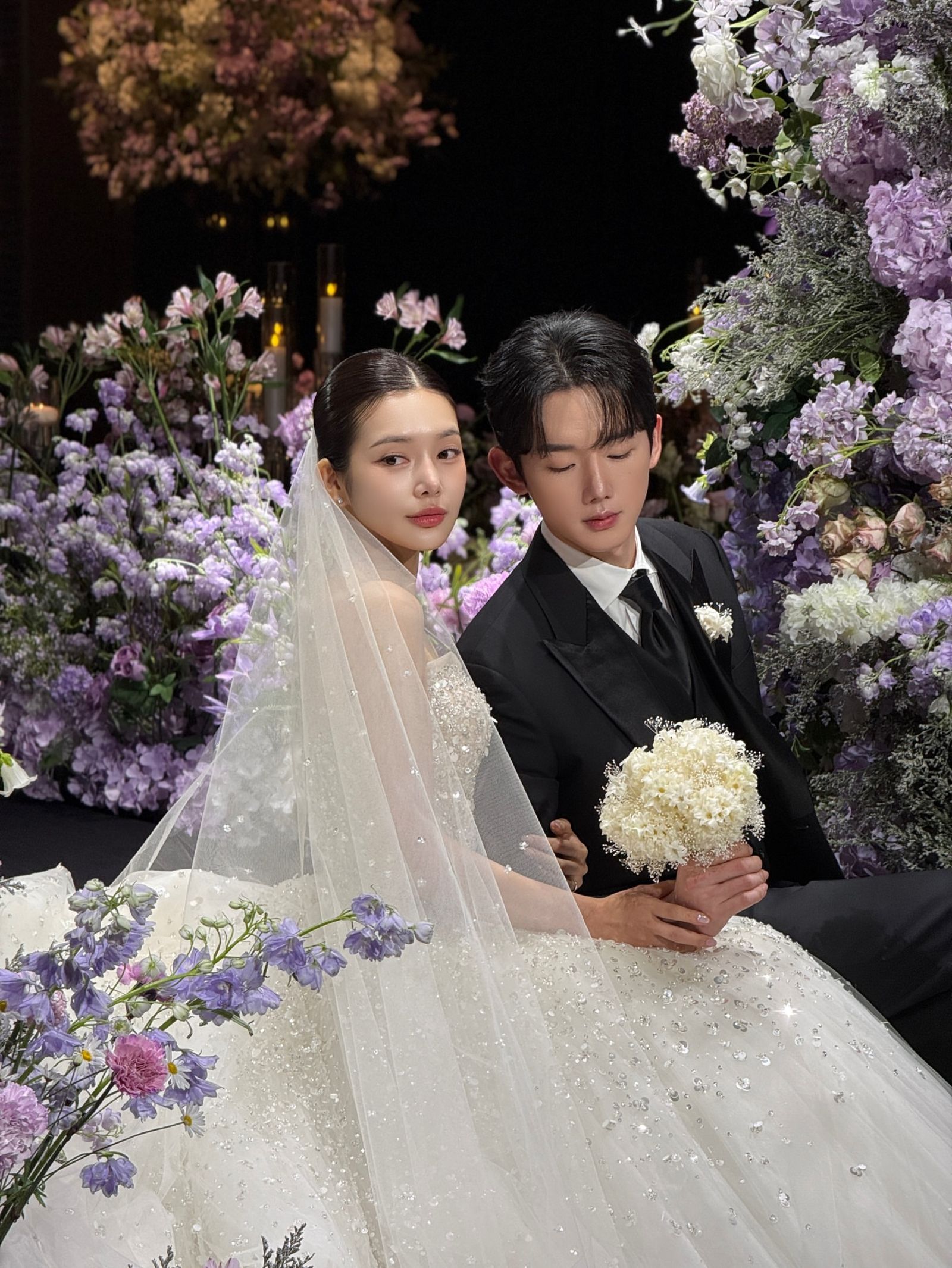 Jenny(左)的老公是咖啡廳老闆,也兼任模特兒。翻攝IG@yulleda