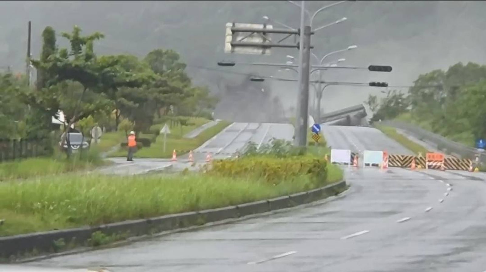 有片／「啊！橋不見了！」馬太鞍溪斷橋瞬間民眾驚呼　震撼影片曝光