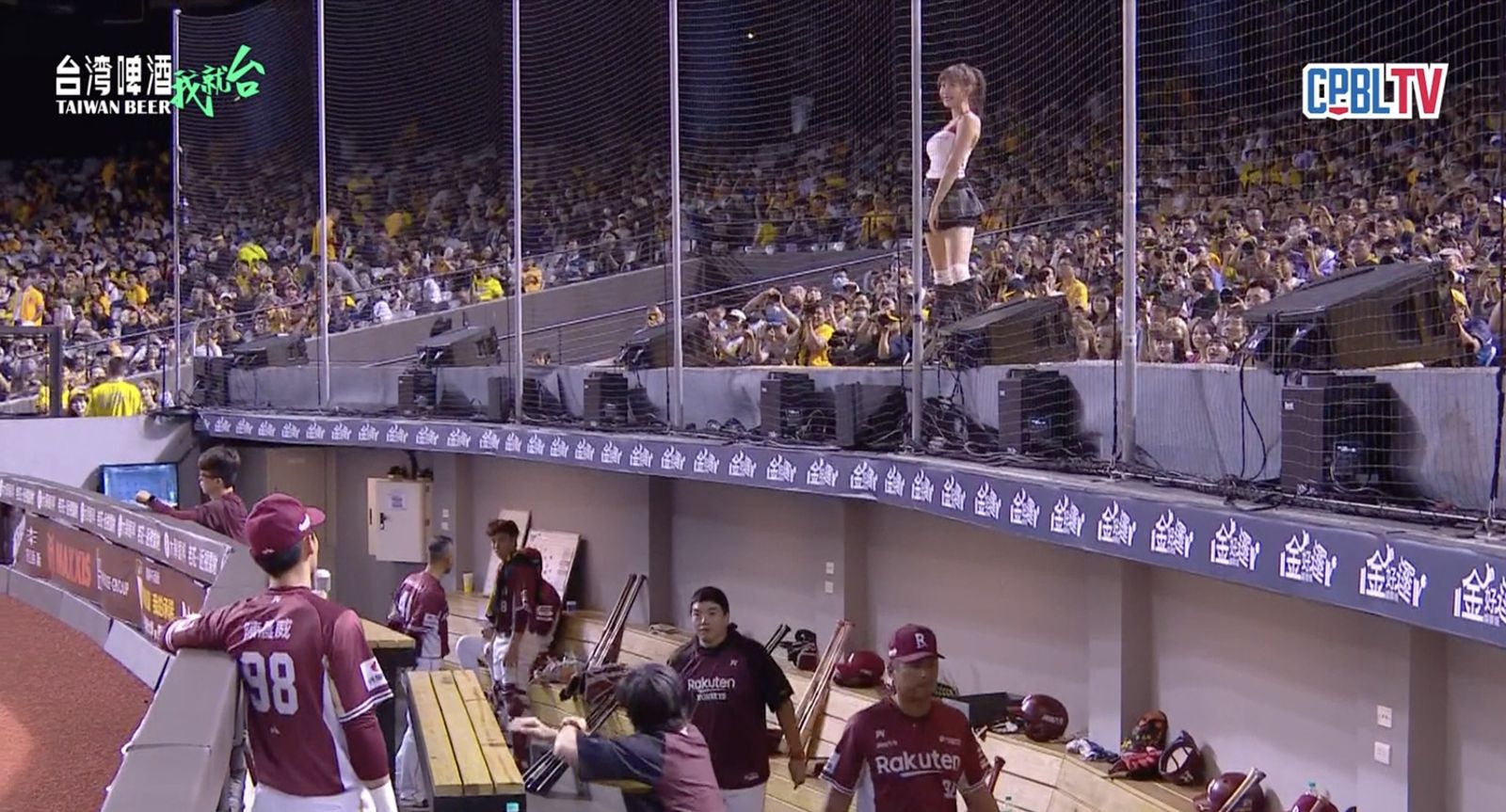樂天當家外野手陳晨威就靠在欄杆，全程專注觀賞。圖／翻攝自CPBL TV