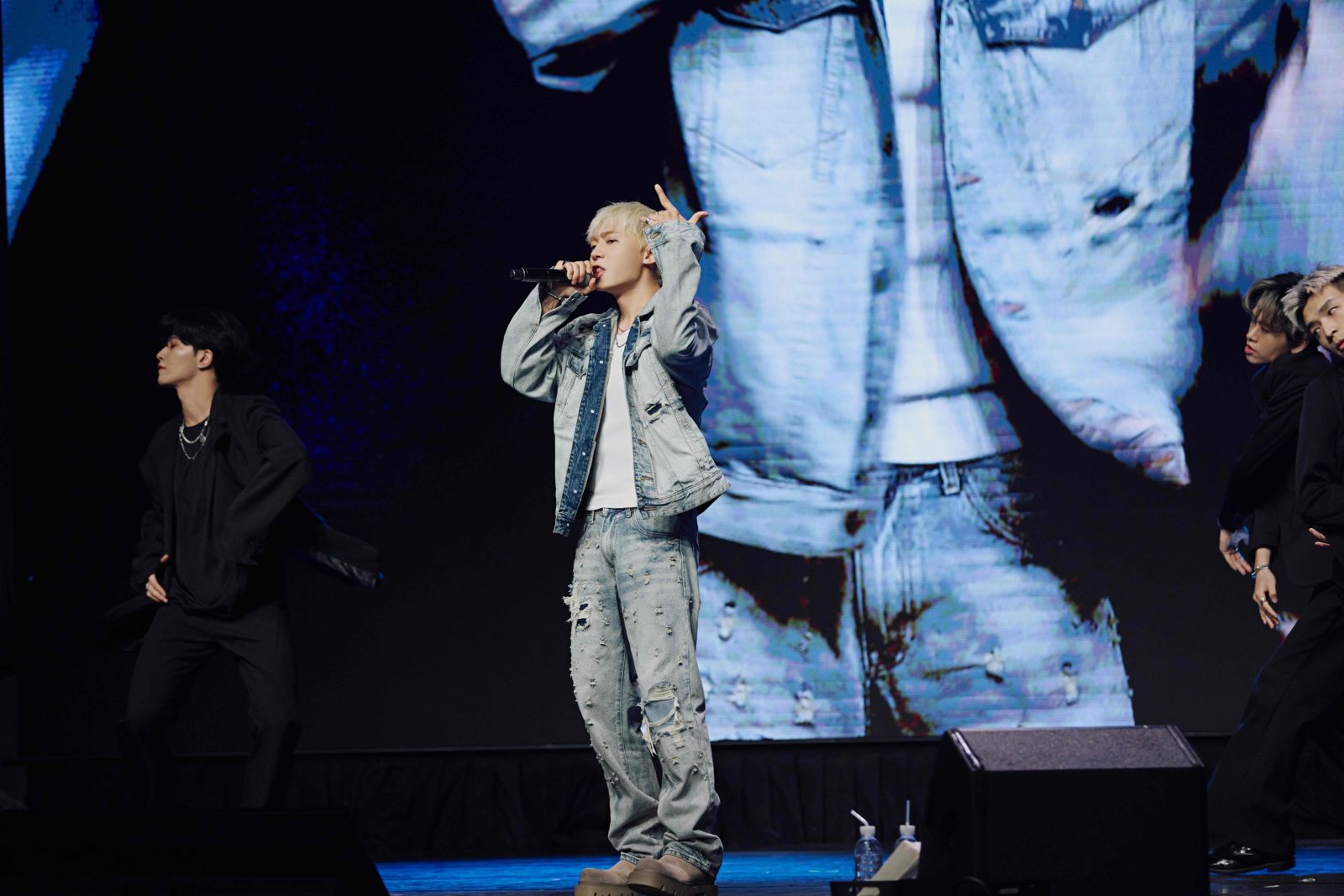 退伍後首登舞台！創造誠意滿滿中文 台語全都來！「我回來了」和ANGEL報平安 自信體能狀態極佳 被主持人反虧「要確耶」。FU Entertainment、DJB提供