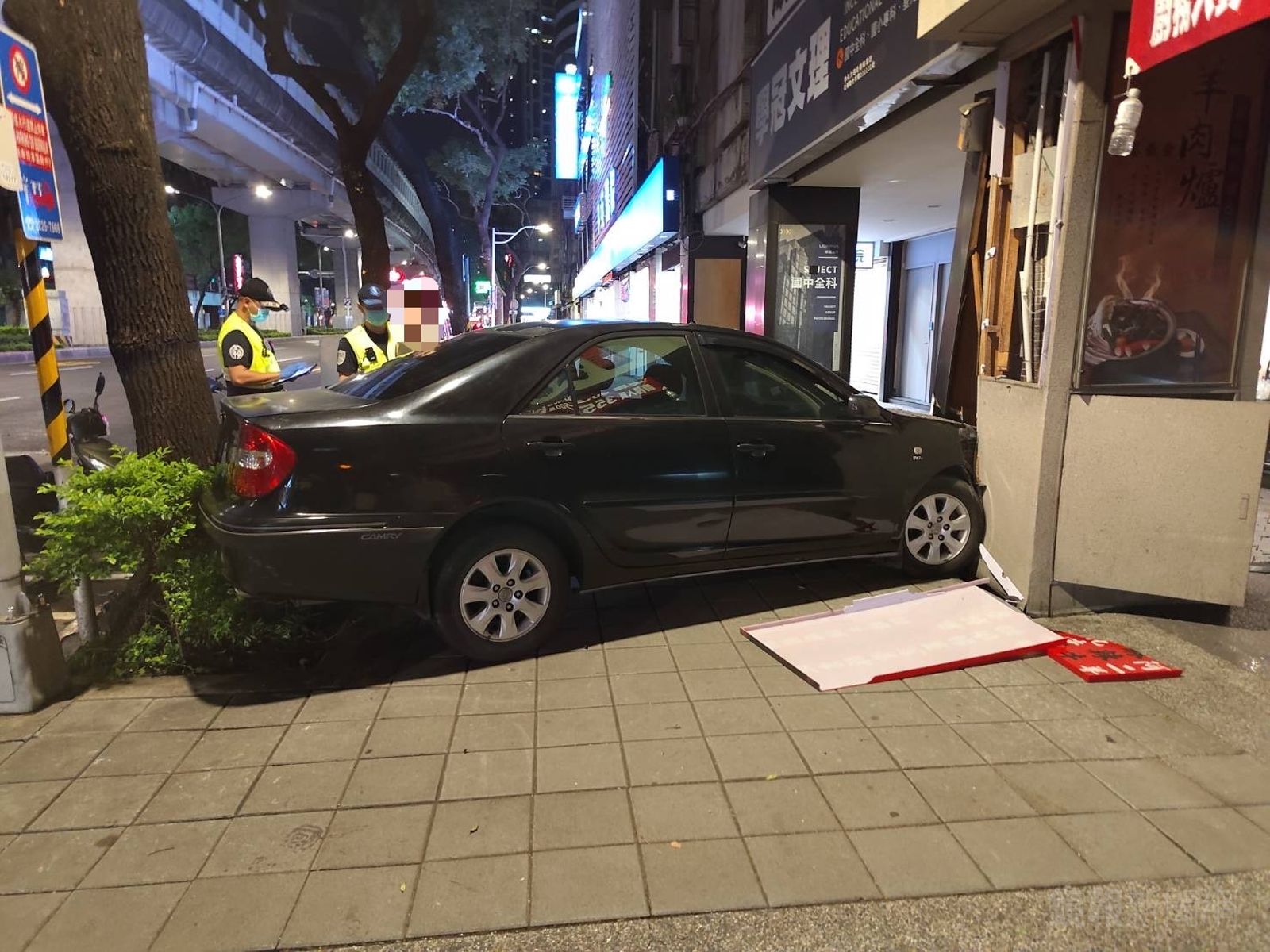 邱男車輛則被撞進人行道。警方提供