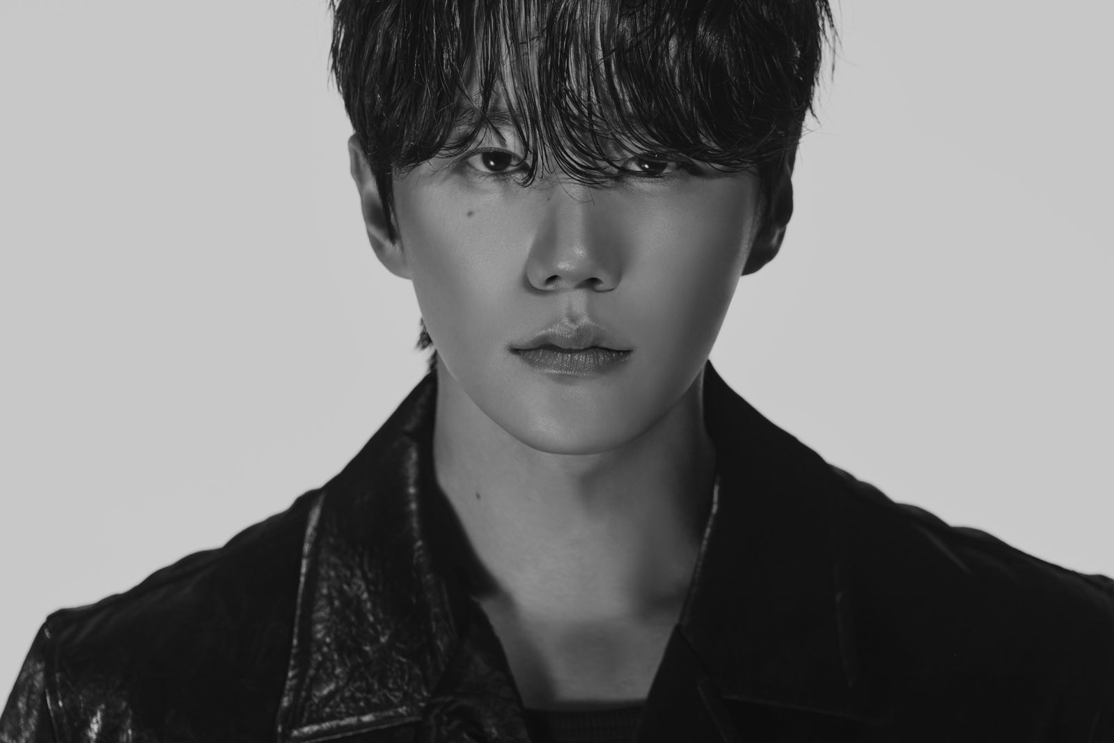 除了演員身分，李濬榮也以畫家名「준0（JUN-zero）」展現藝術才華。SHOWOFFICE提供