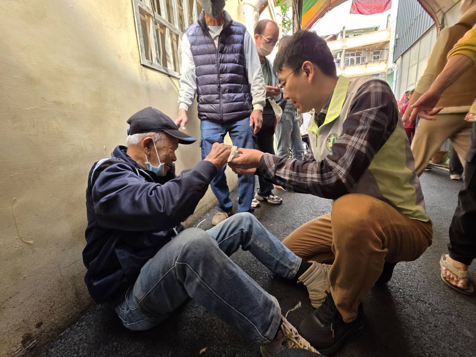 初四了阿北！拜廟遇長輩疑中暑倒地　温世政急挽袖救人畫面曝光