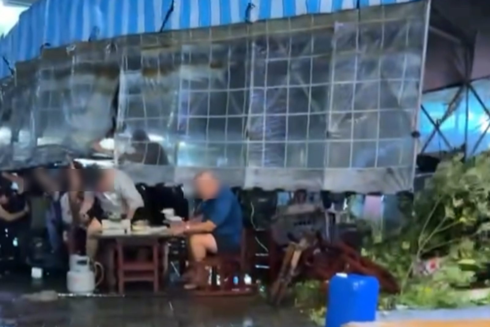 台南友利擔仔麵棚架快被吹走，阿伯仍不受影響繼續享用美食。圖／翻攝自Threads@ding19940614