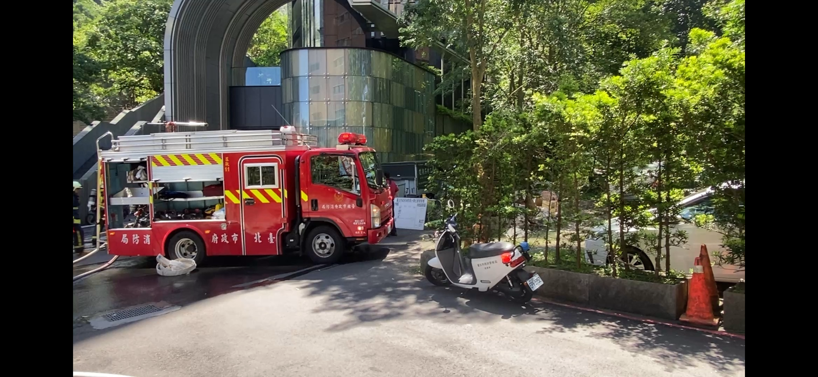 快訊／台北象山旁宮廟驚現火警！63歲男管理員顏面燒傷送醫