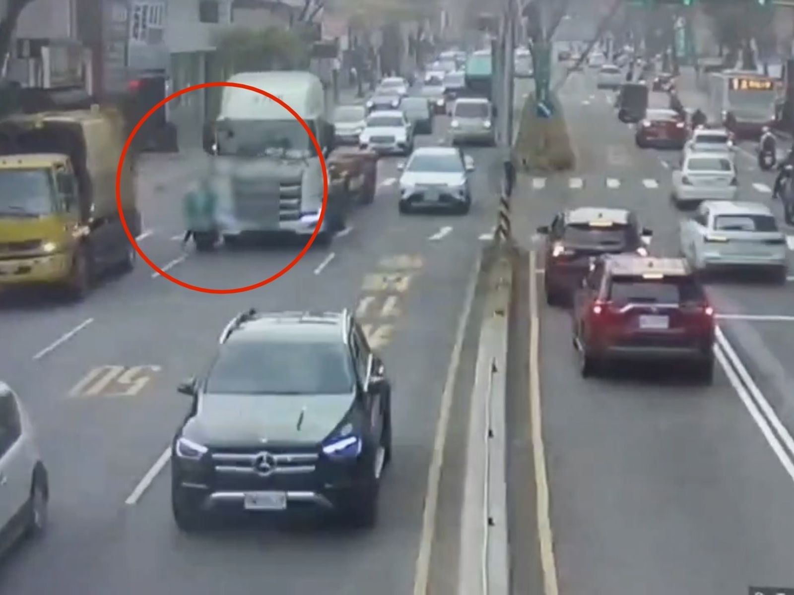 桃園女騎士載嬰穿車縫　曳引車輾過不治雙亡