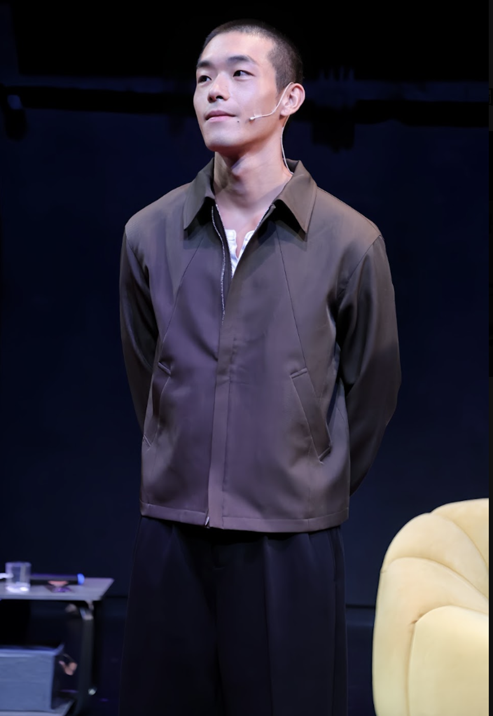 牧森在舞台劇中飾演影集角色「陳偉任」20年後的兒子「逼比」。周子娛樂提供