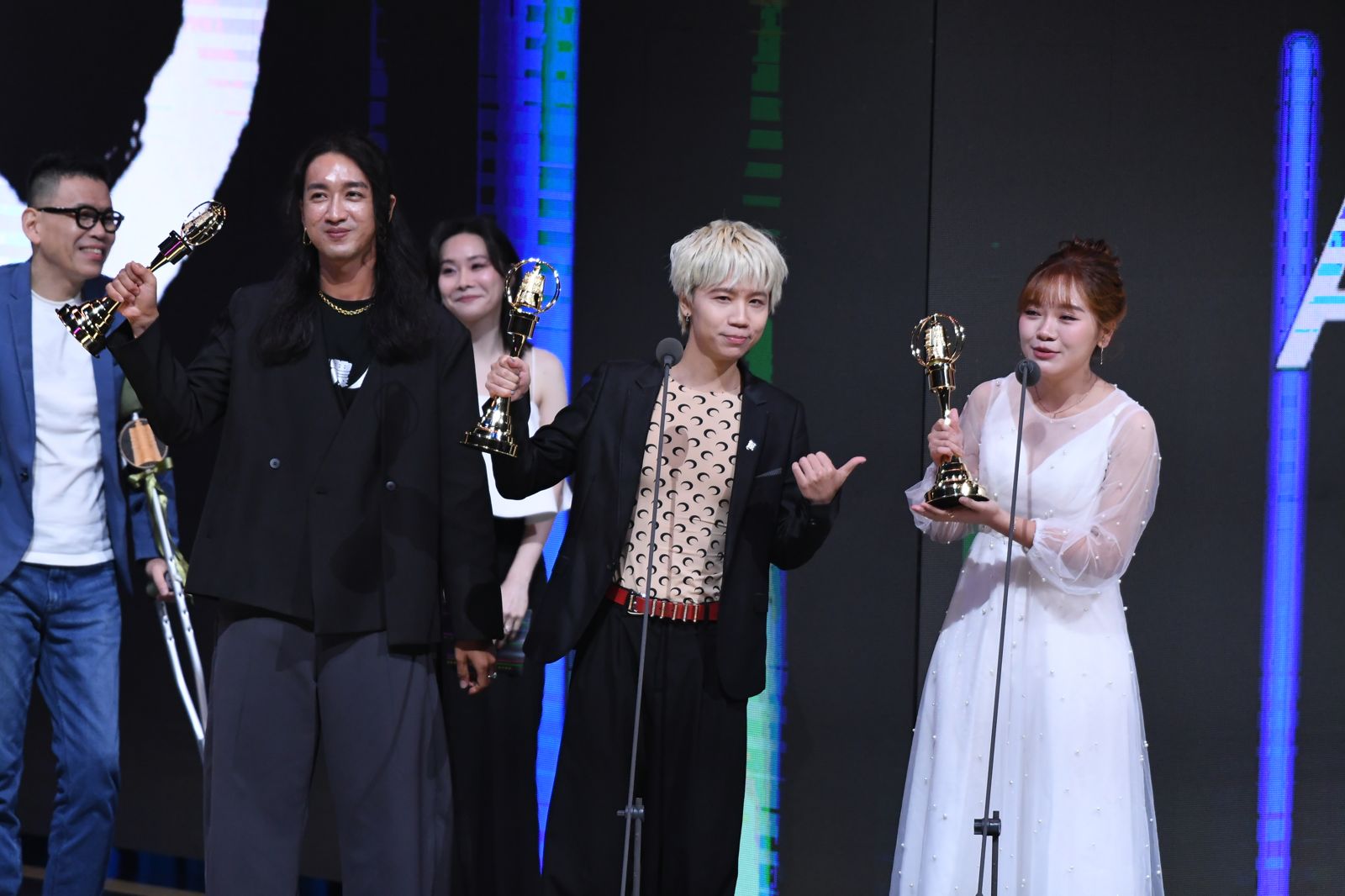 拷秋勤主唱朱皮朱品瑜（左起）與聖代、阿儒主持客語廣播節目《音樂大亂鬥》勇奪廣播金鐘三項大獎。三立提供