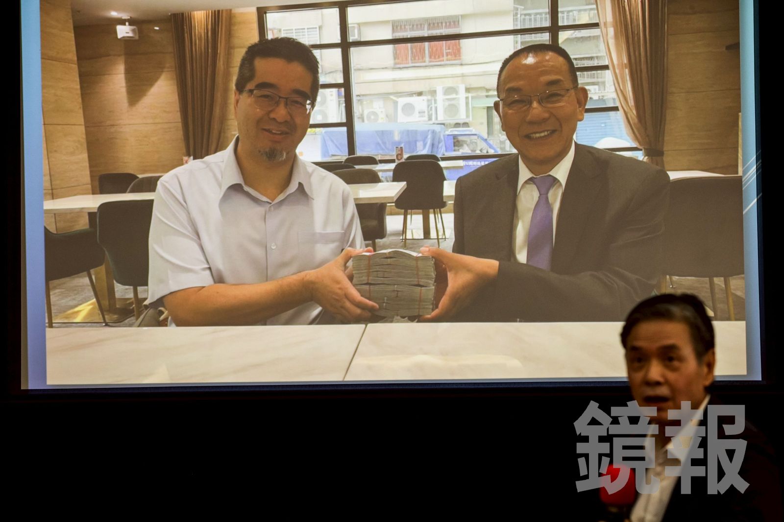 曝蕭旭岑手捧現金照、控王光慈收受逾百萬現金 金溥聰稱均未入帳:確實違反財務紀律