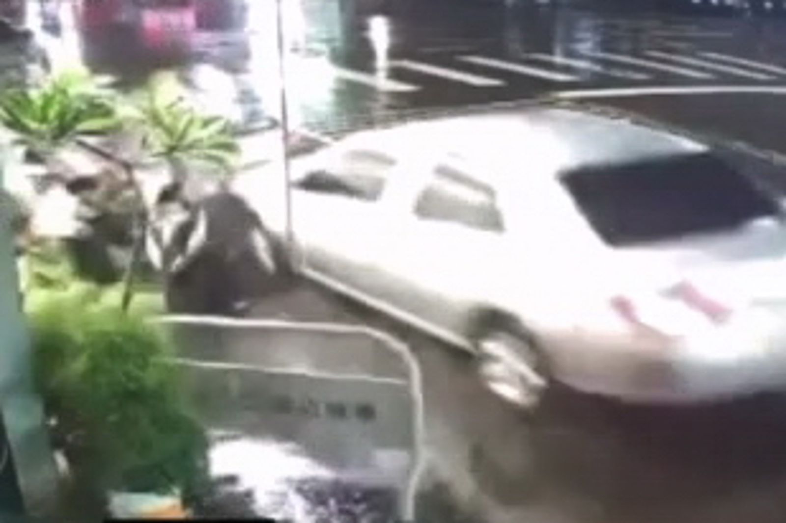 銀色轎車駕失控逆向擦撞紅色轎車與8輛機車，肇事駕駛涉及毒駕被法辦。圖／畫面授權threads hh.822_