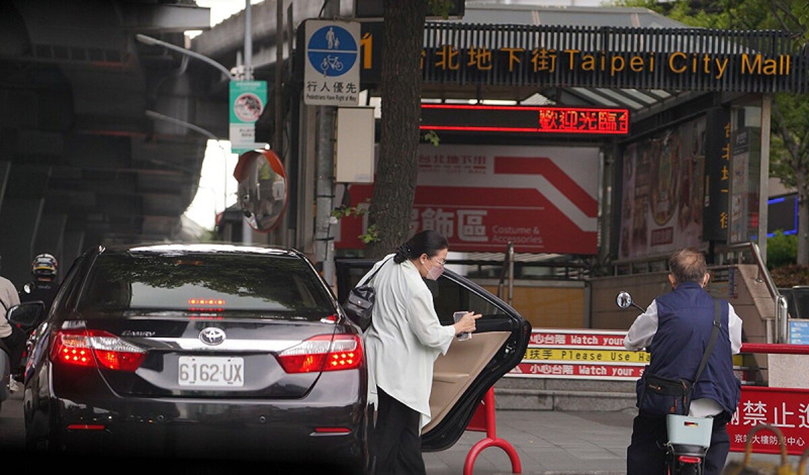 民眾黨6月在監察院前舉行記者會加碼出示照片爆料，田秋堇在上班時間搭乘公務車搭公務車到台北轉運站。（圖／民眾黨提供）