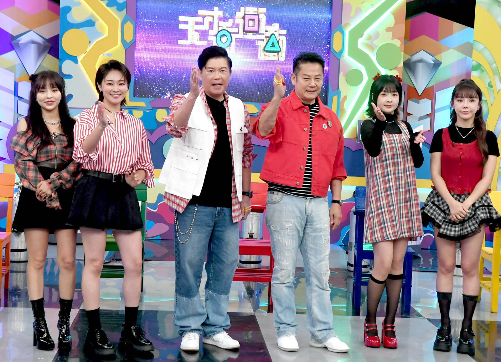 徐凱希（左起）、張文綺、曾國城、徐乃麟、籃籃、巫苡萱。天才衝衝衝主持群角逐金鐘。華視提供