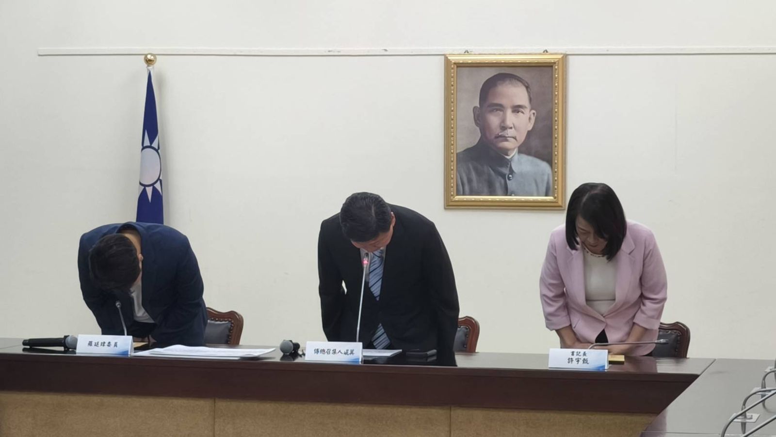 翁曉玲刪凍預算衝擊弱勢月餅採購 傅崐萁鞠躬致歉喊「國民黨團願概括承受」:要求總統府明年買3倍