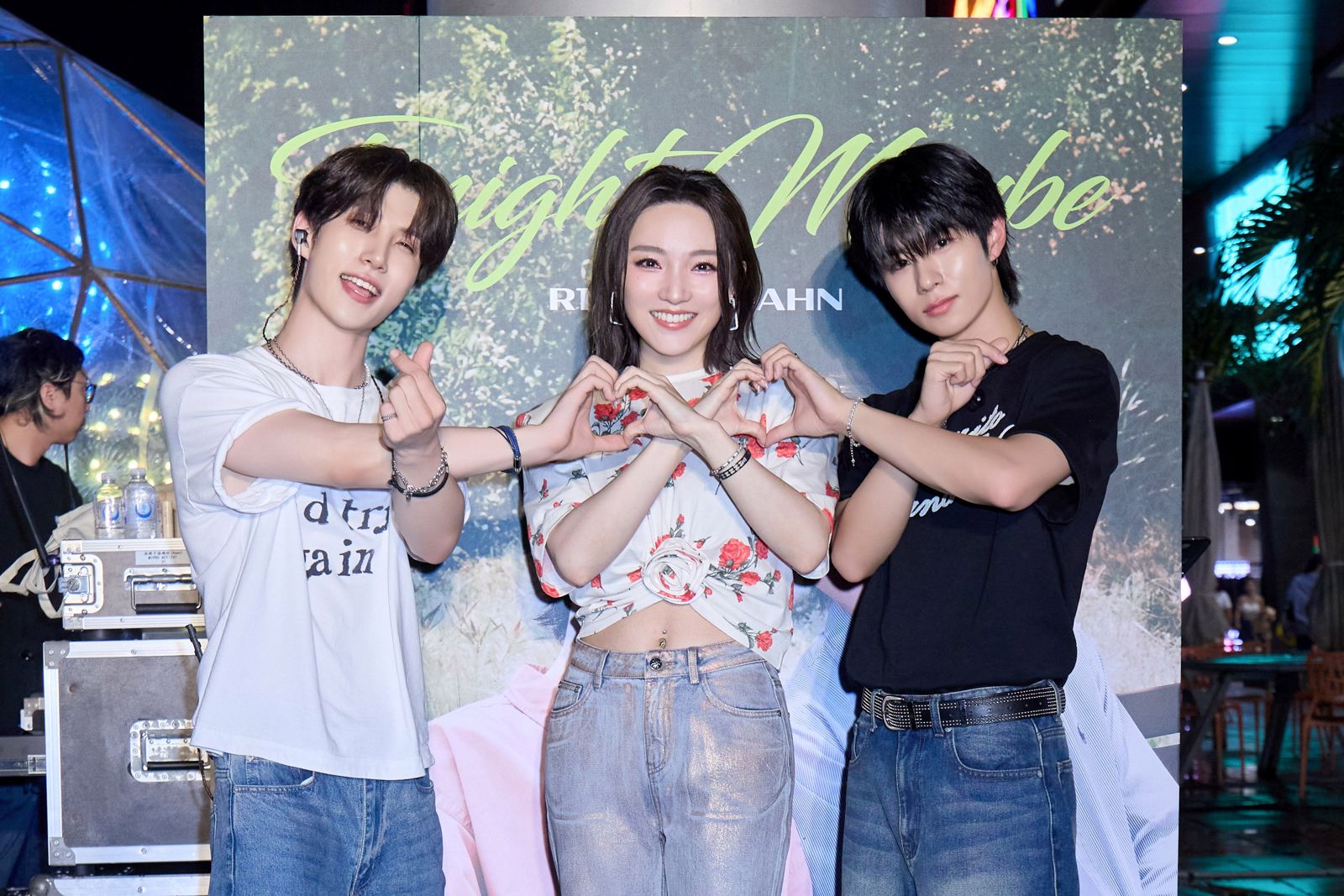 韓國男偶像驚現信義區街頭開唱! 閻奕格也來了