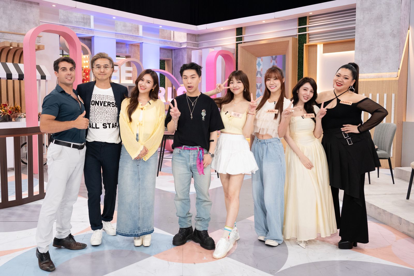 （左起）王少偉、佩德羅、Sandy、派翠克、玥熹（夏乙薇）、Amber、朱琦郁以及Amanda。東森綜合提供