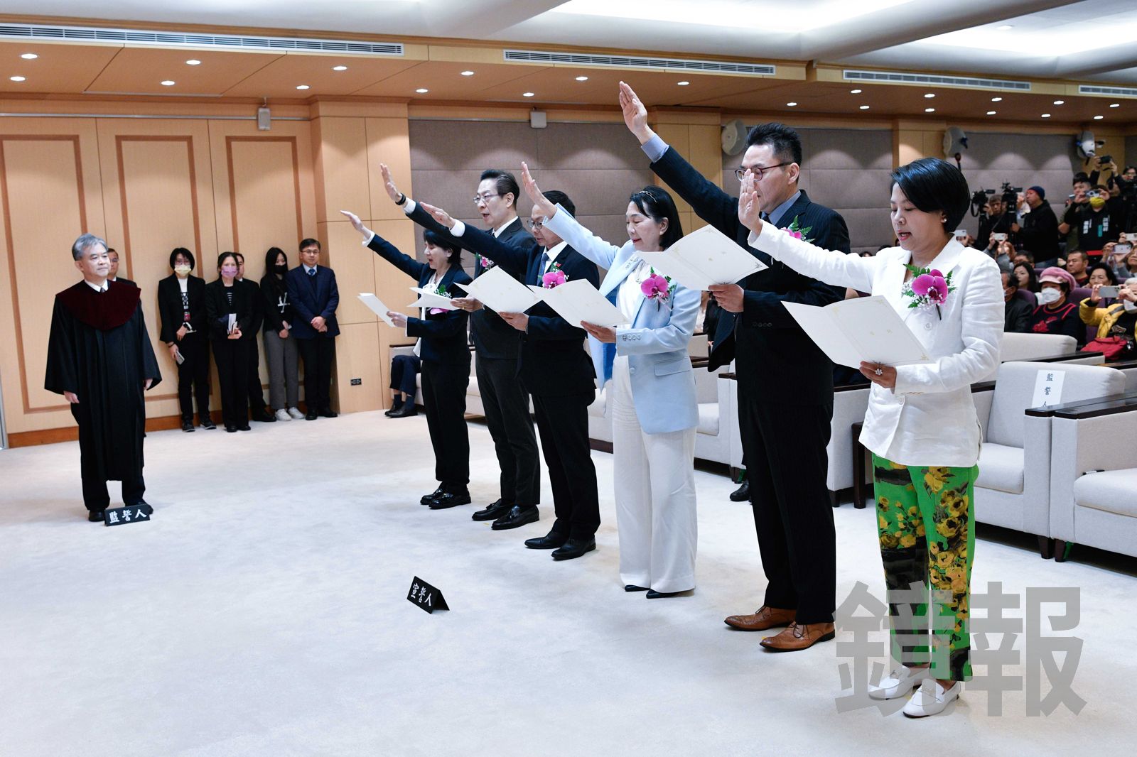 李貞秀（右1）宣誓就職當天腳上踩著白色皮鞋，官網售價近新台幣4萬元。（資料照片／李智為攝）