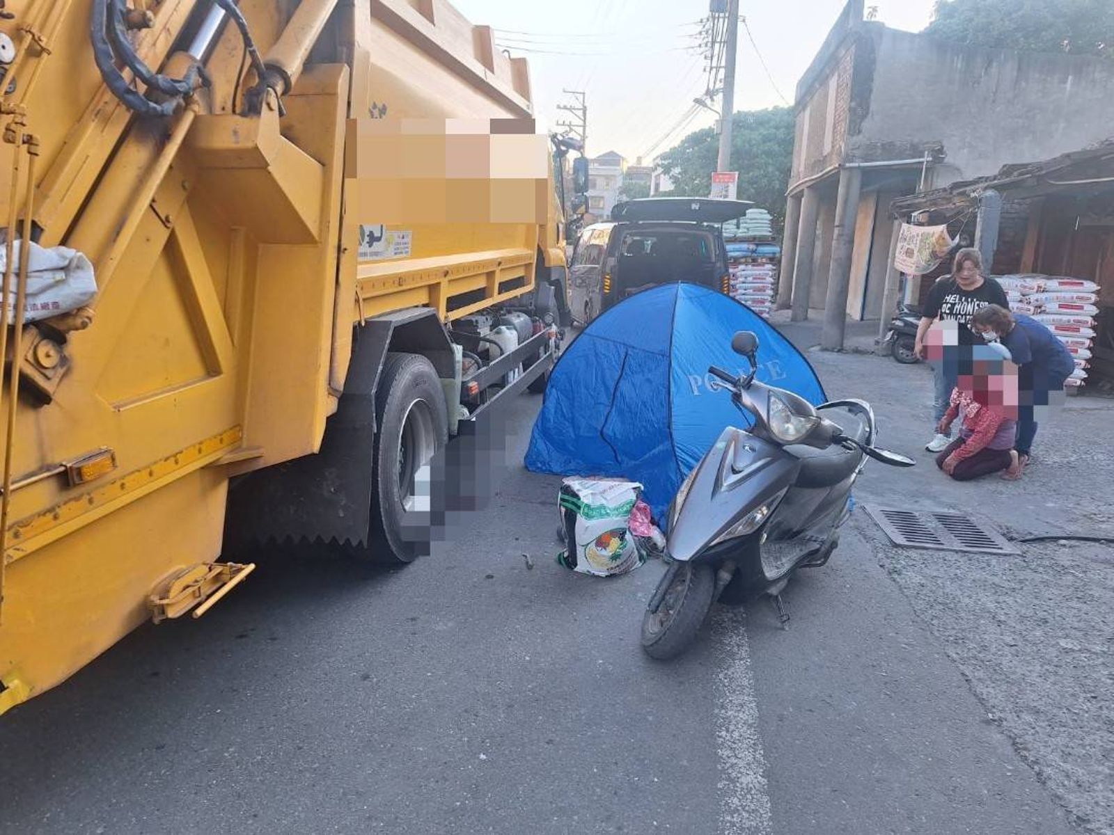 男童當場死亡,外婆跪在路邊痛哭,自責不已。民眾提供