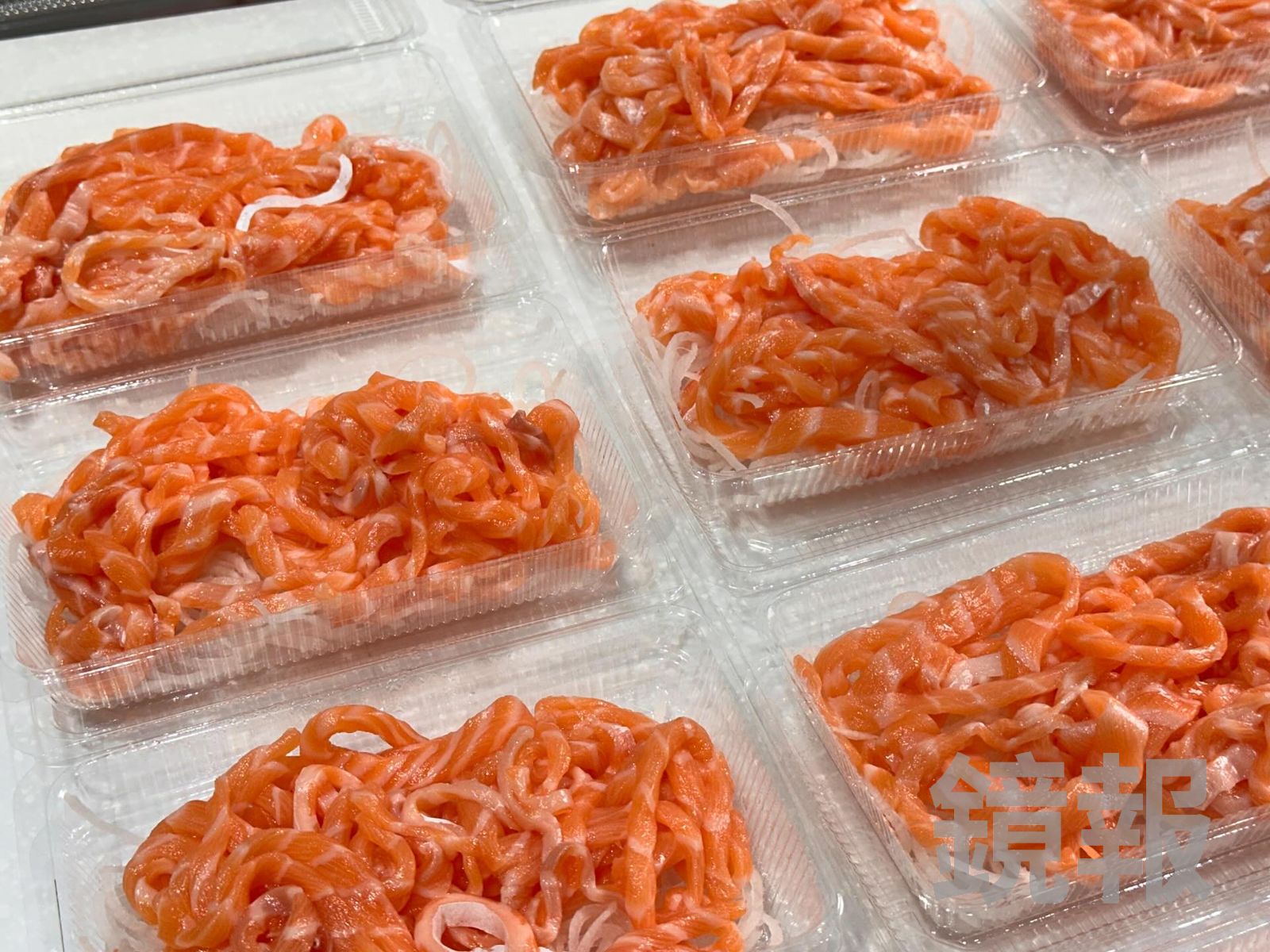 林姓海巡隊員的滾三圈海鮮餐廳,推出生魚片版鮭魚麵製造噱頭。翻攝Threads