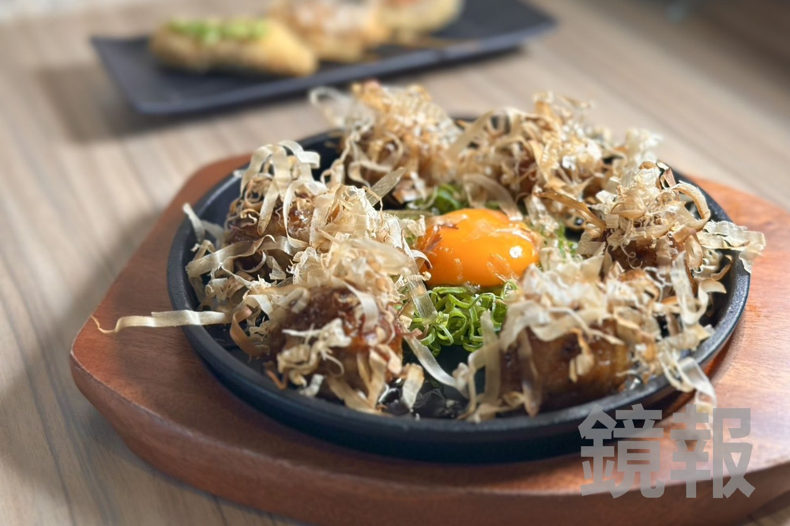 「鐵板雞肉丸子」口感有軟有脆，鹹香涮嘴。（280元／份）