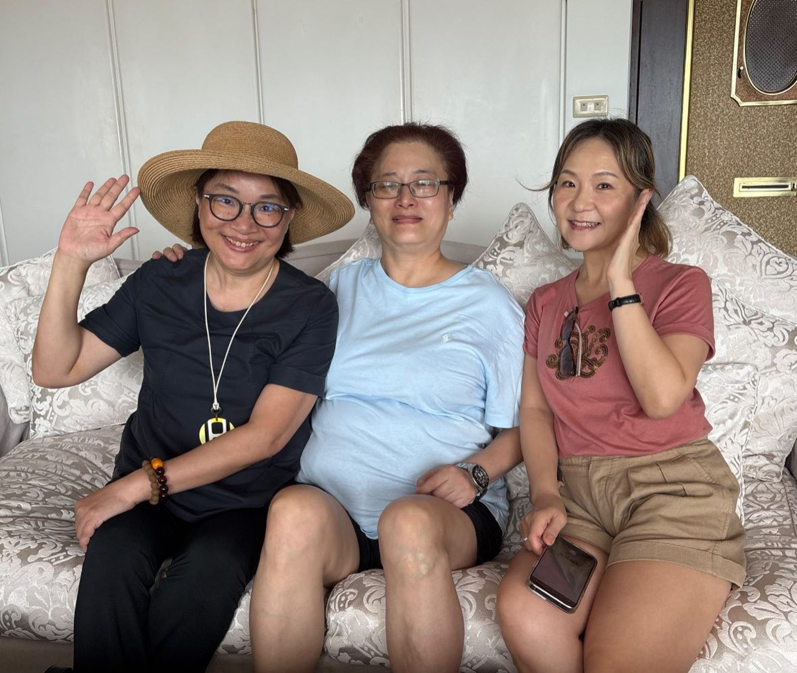 王文靜（左起）23年後與劉海若重逢引發許多感觸。右為支藝樺。翻攝王文靜看世界臉書
