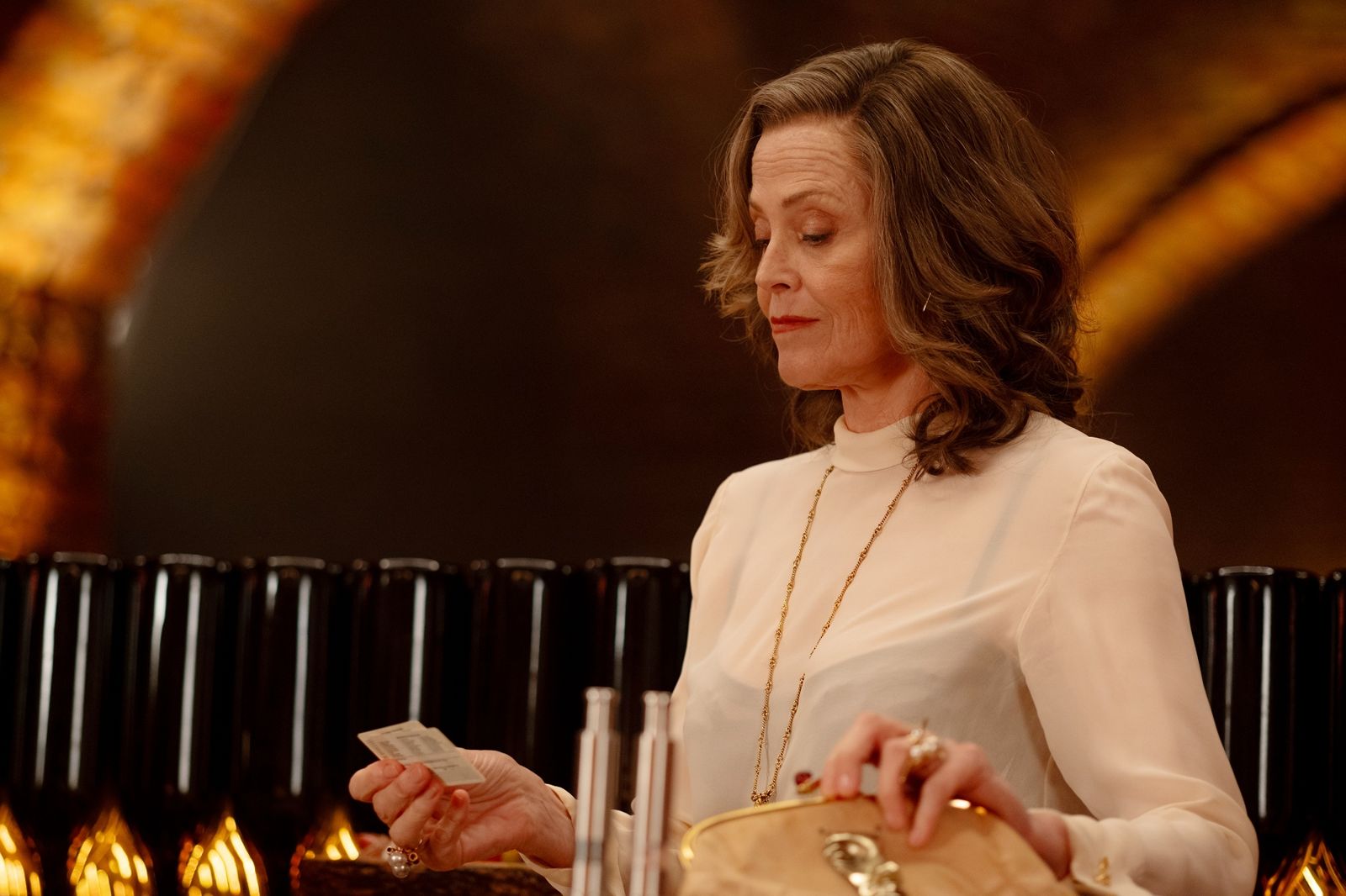 76歲雪歌妮薇佛挑戰蛇蠍美人!踩4吋高跟鞋羞認是迷妹 導演差點幫傳紙條