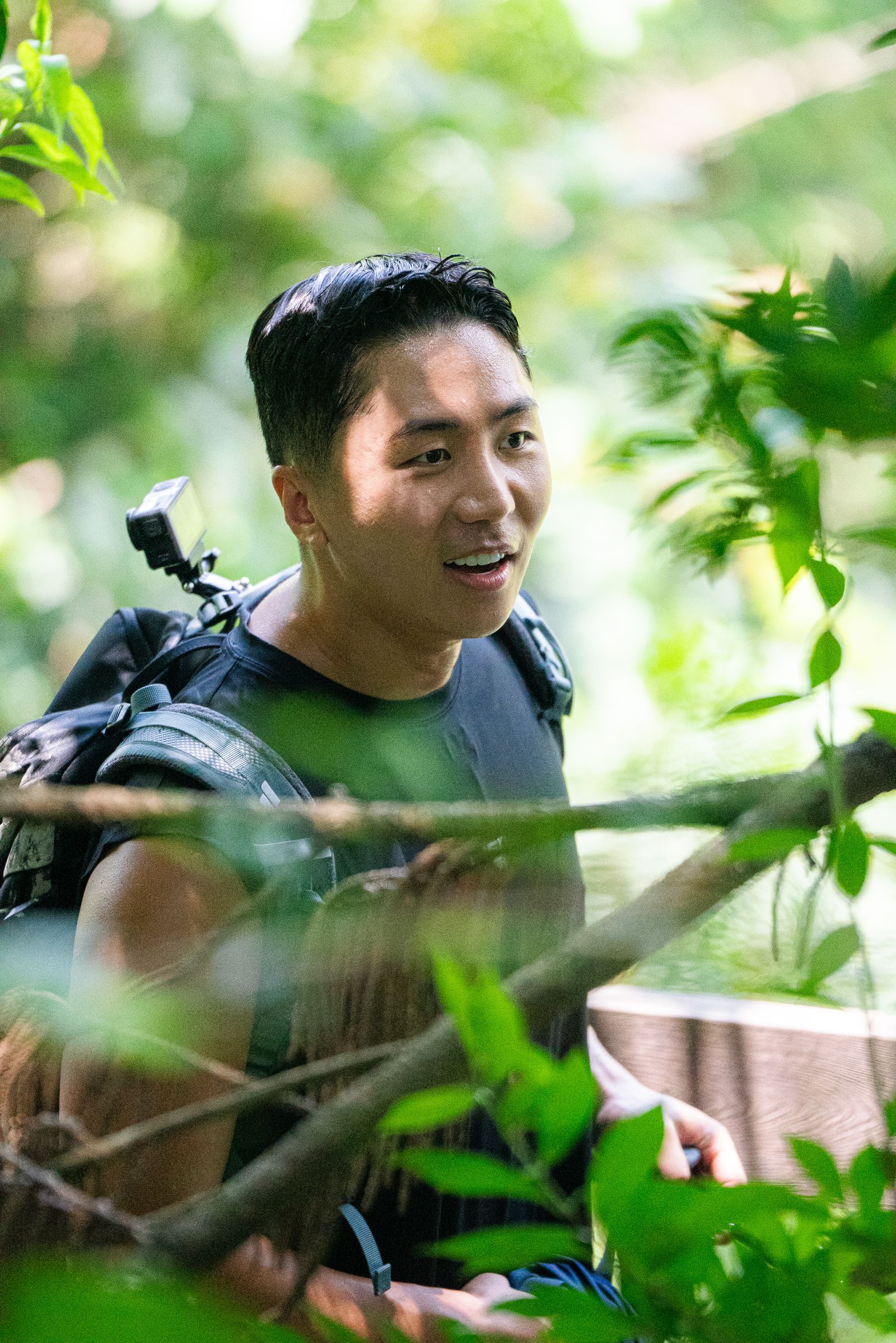 肌肉山山古道挑戰慘遭卡在山洞。客家電視提供