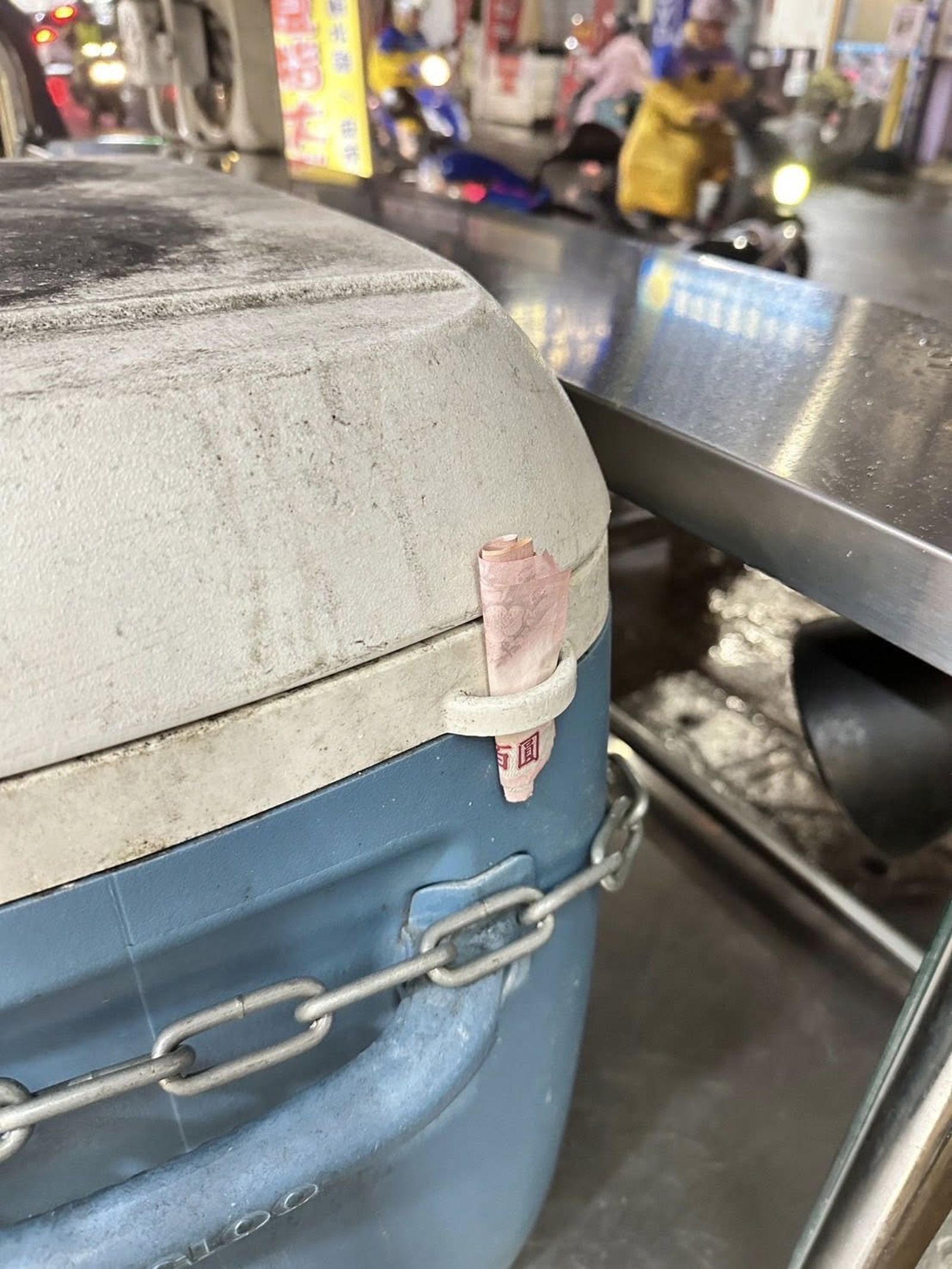 新北市林口一名神秘男子將百元鈔塞在地瓜球攤販後就離開。圖/翻攝自林口大家庭臉書