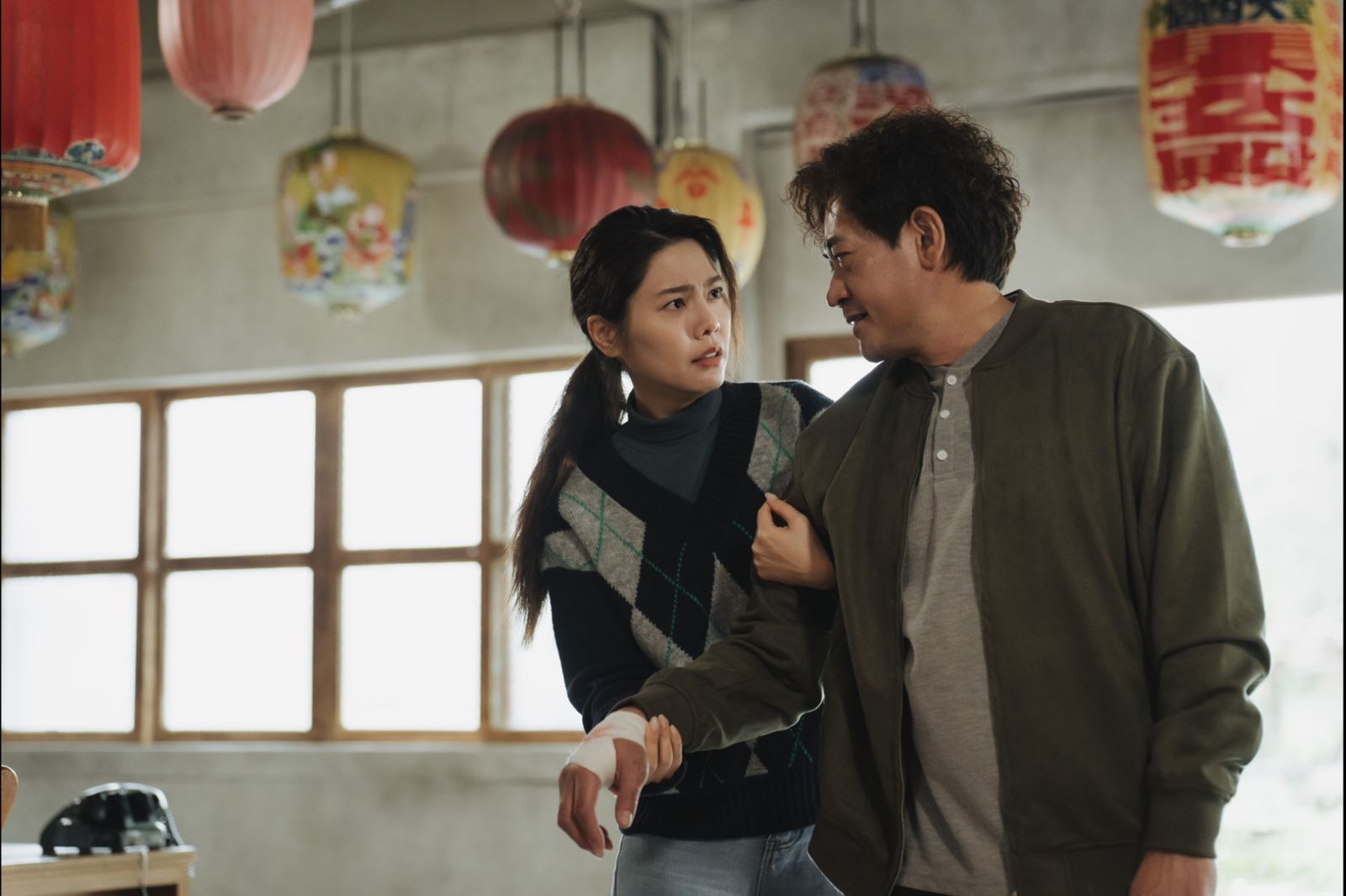 白家綺(左)劇中暖心對待前夫「阿松」柯叔元讓觀眾相當感動。民視提供