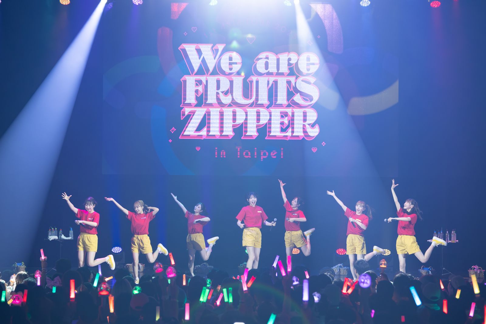 FRUITS ZIPPER在台開唱,粉絲拿著螢光棒熱情應援。好玩國際文化提供