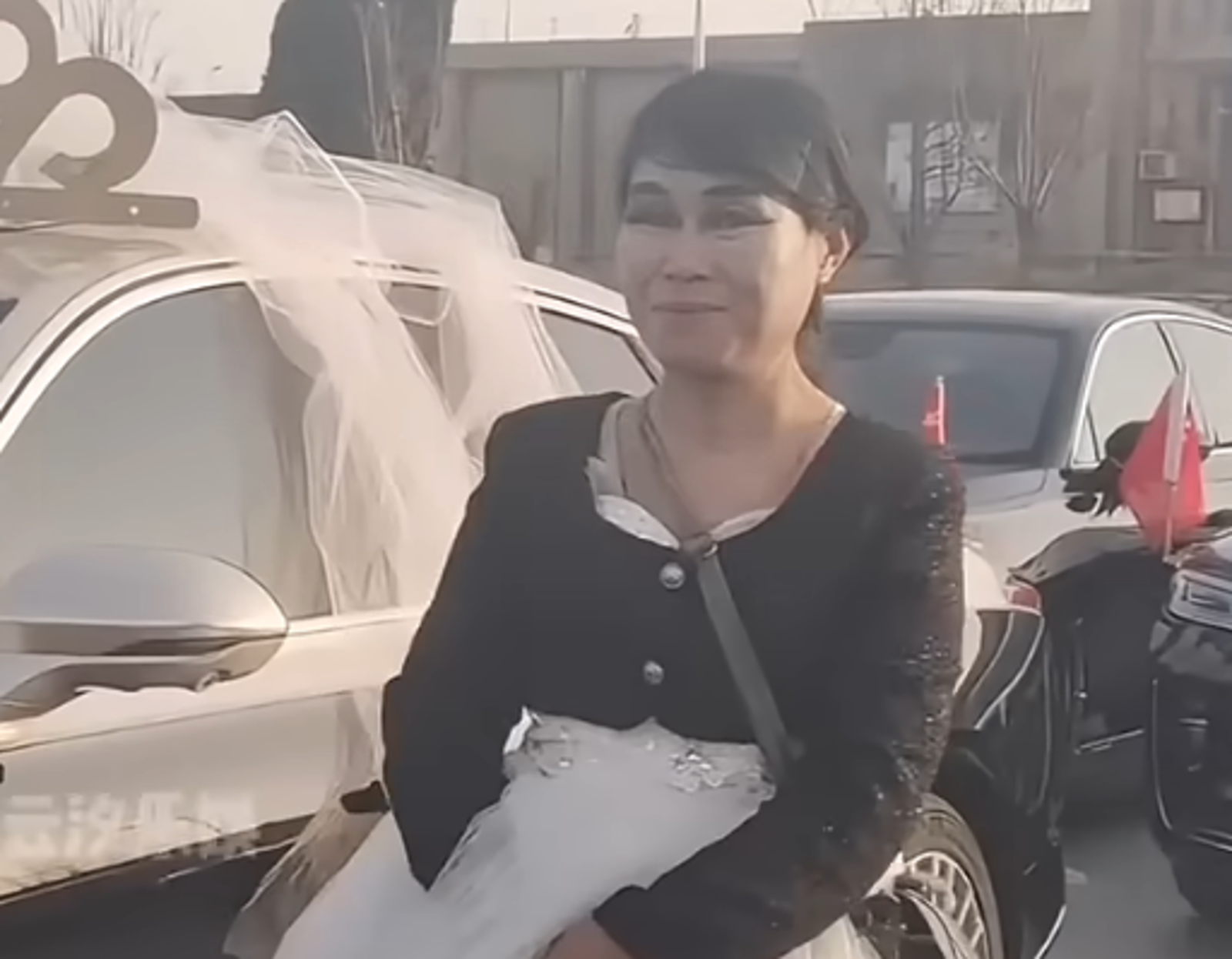 山東「瘋子新娘」爆紅，身世讓人相當不捨。圖／翻攝自微博