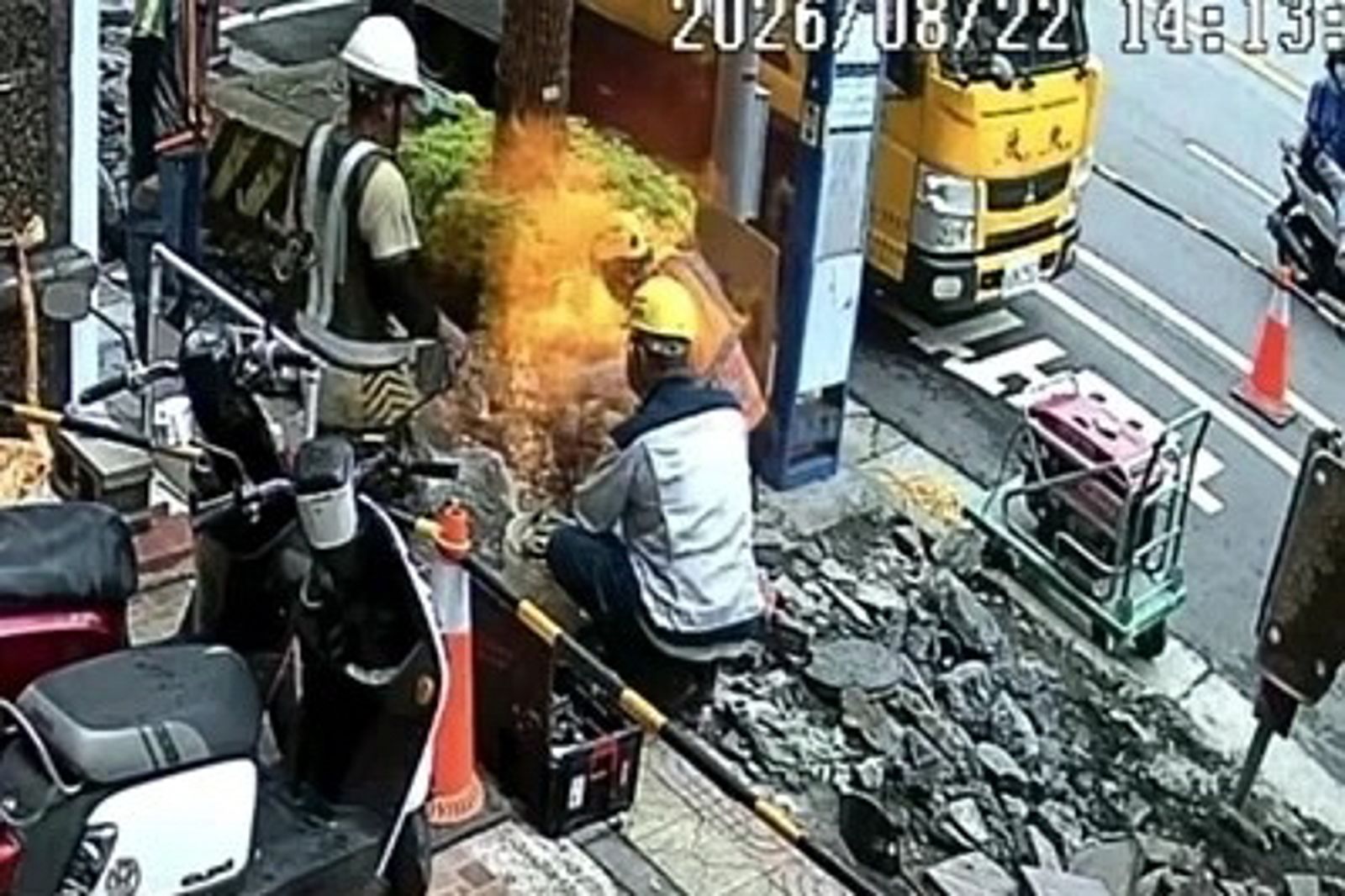 桃園鬧區瓦斯氣爆!工人疑挖破地下管線冒火2度燒燙傷 居民:早聞到瓦斯味