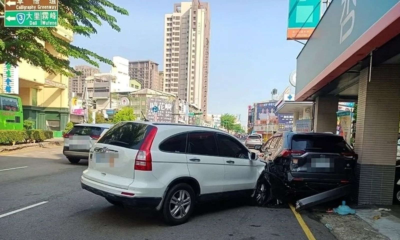 台中北區一輛休旅車撞上路邊車輛後,波及一輛機車與路邊行人,警方循線查獲肇事後逃逸的涂姓板模工。讀者提供