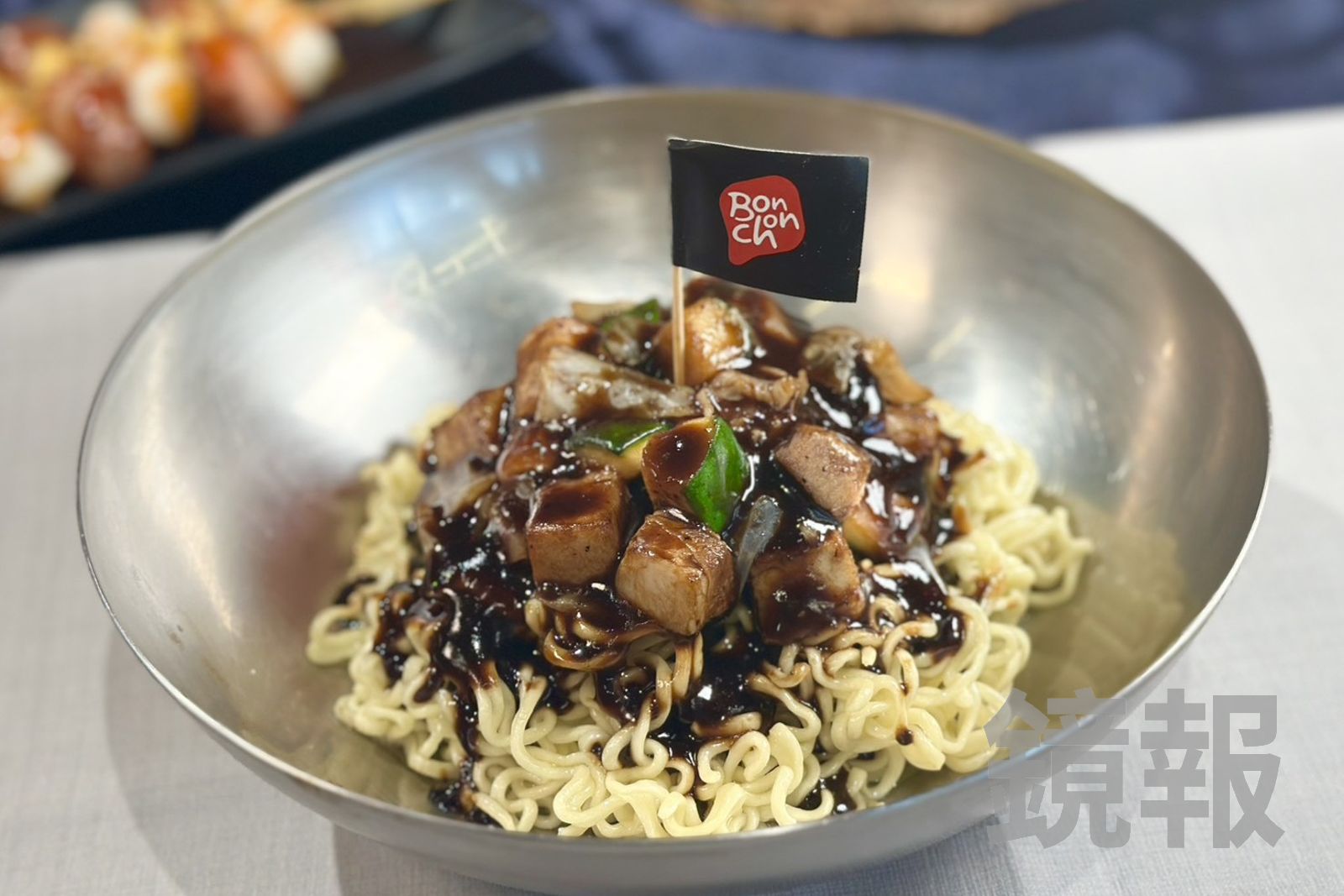 「黑嚕炸醬麵」醬汁甜鹹平衡，不會過甜。